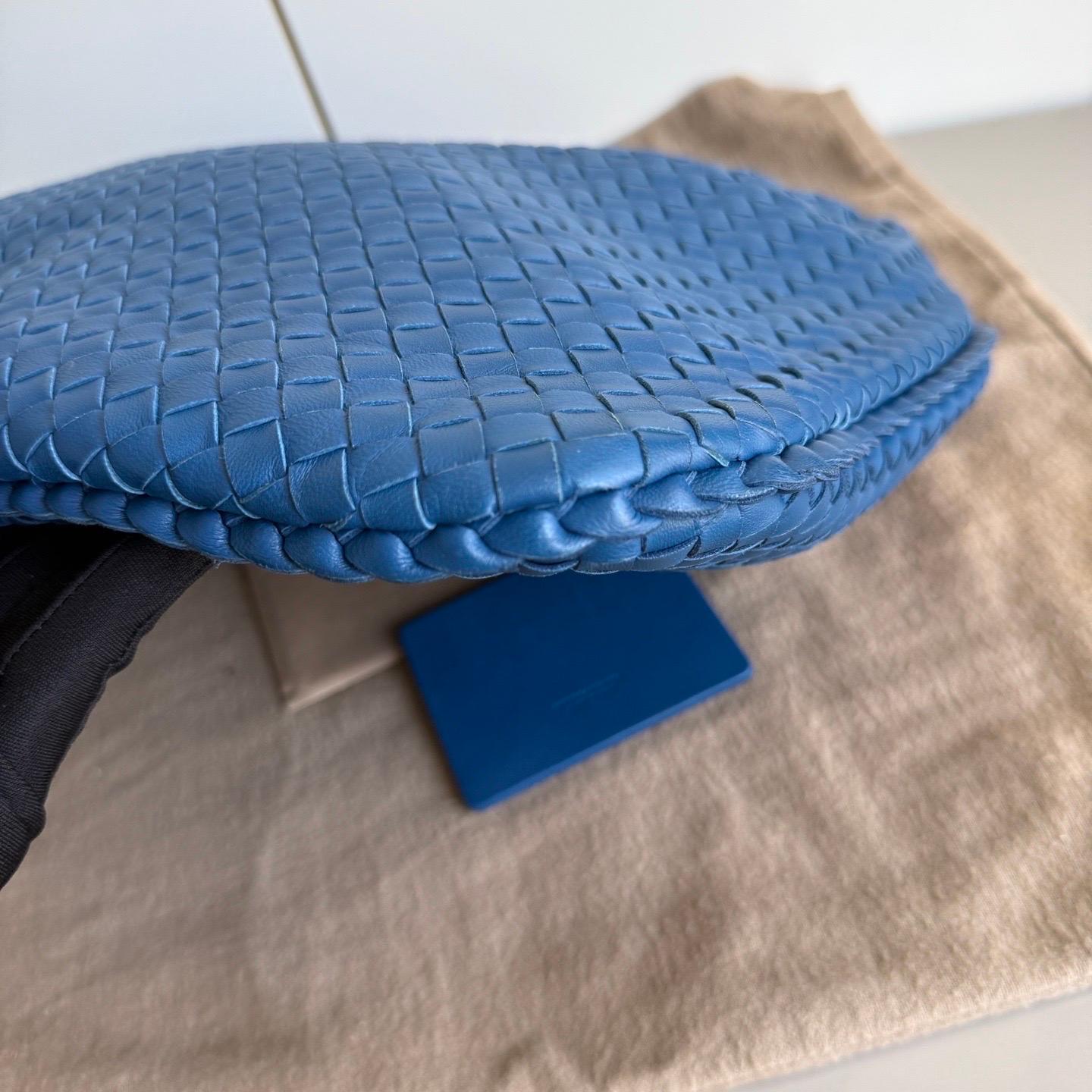 Bottega Veneta Hobo in pelle blu Intrecciato 47cm in vendita 15
