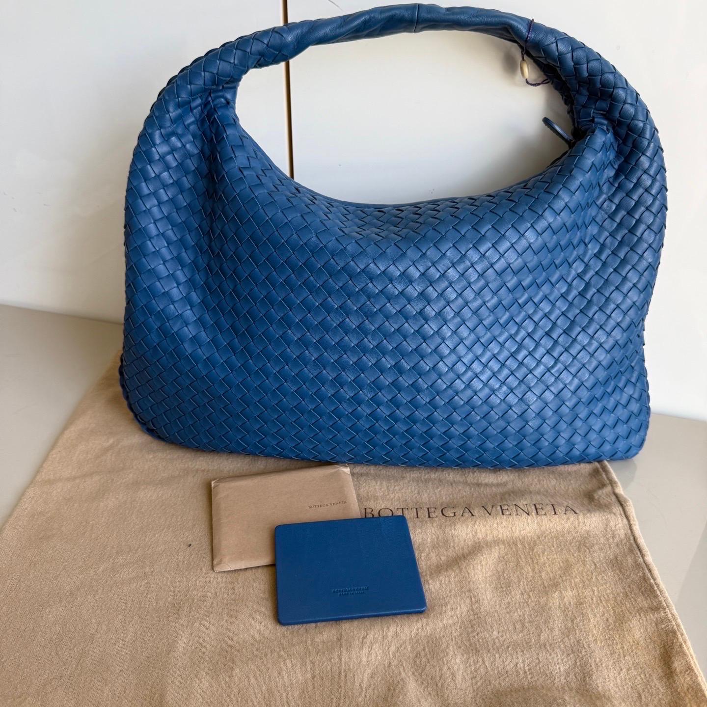 Prova il lusso assoluto con questa borsa Hobo di Bottega Veneta in pelle d'agnello. Caratterizzata dall'iconica trama Intrecciato, questa borsa offre ampio spazio per tutti i tuoi oggetti essenziali. Perfetto per elevare il tuo stile invernale con