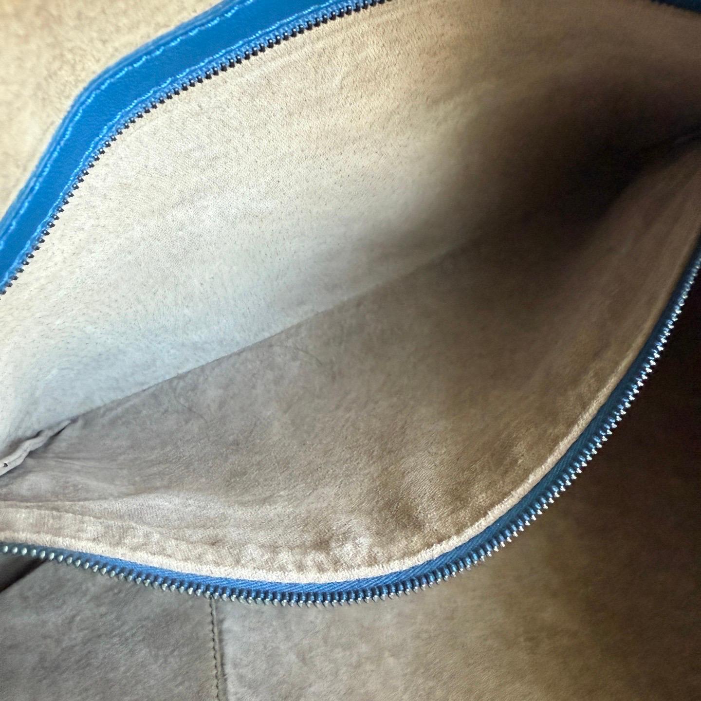 Bottega Veneta Hobo in pelle blu Intrecciato 47cm in vendita 8