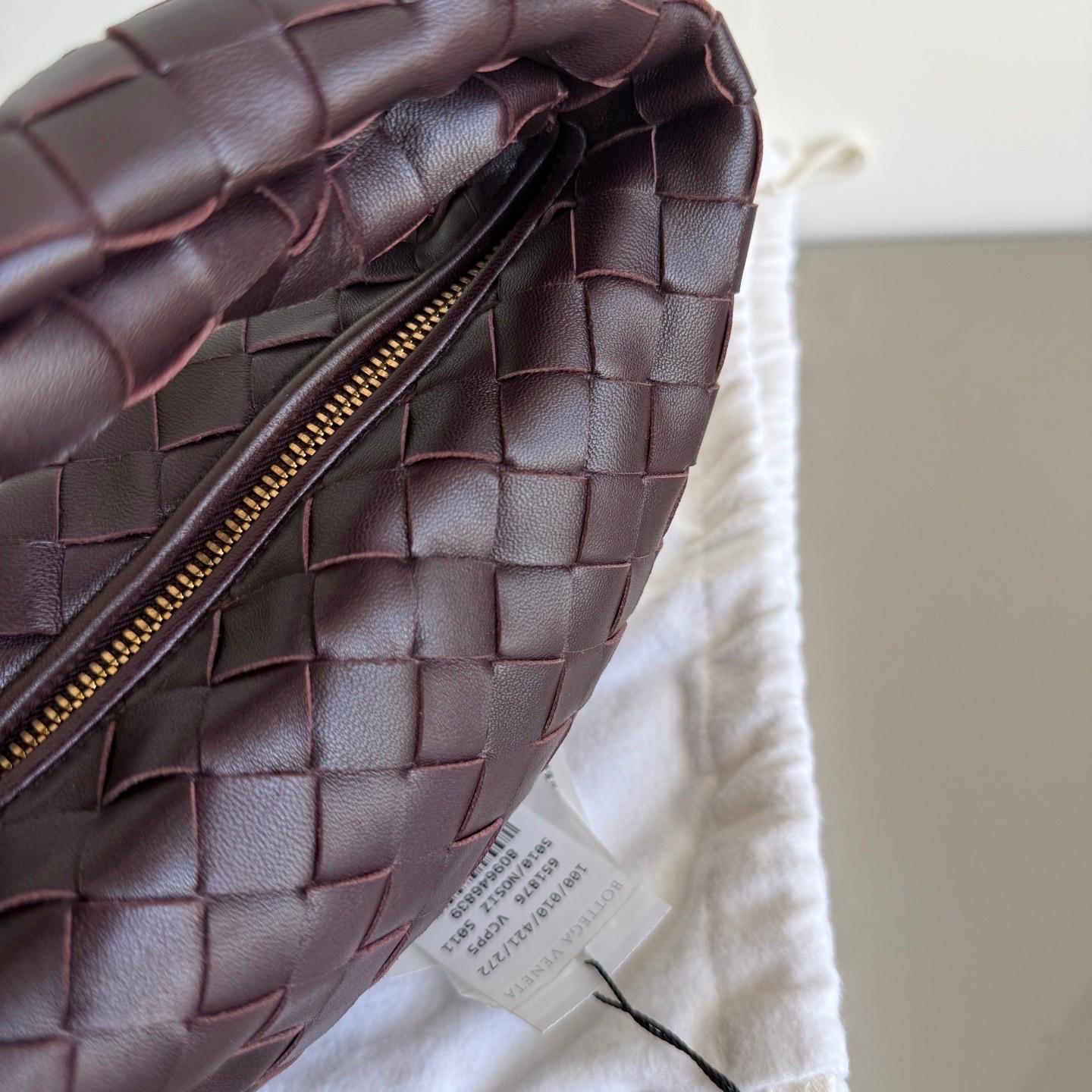 Bottega Veneta Mini Jodie Bourgogne foncé Wine Intrecciato Leather Clutch Pour femmes en vente