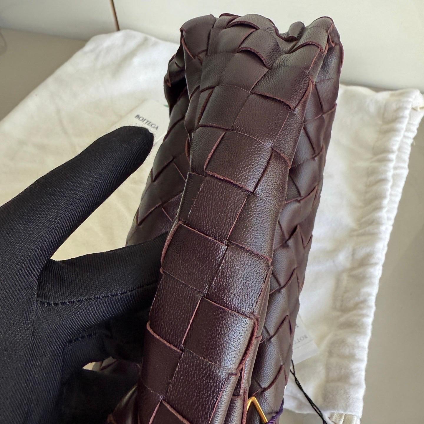 Bottega Veneta Mini Jodie Bourgogne foncé Wine Intrecciato Leather Clutch en vente 1