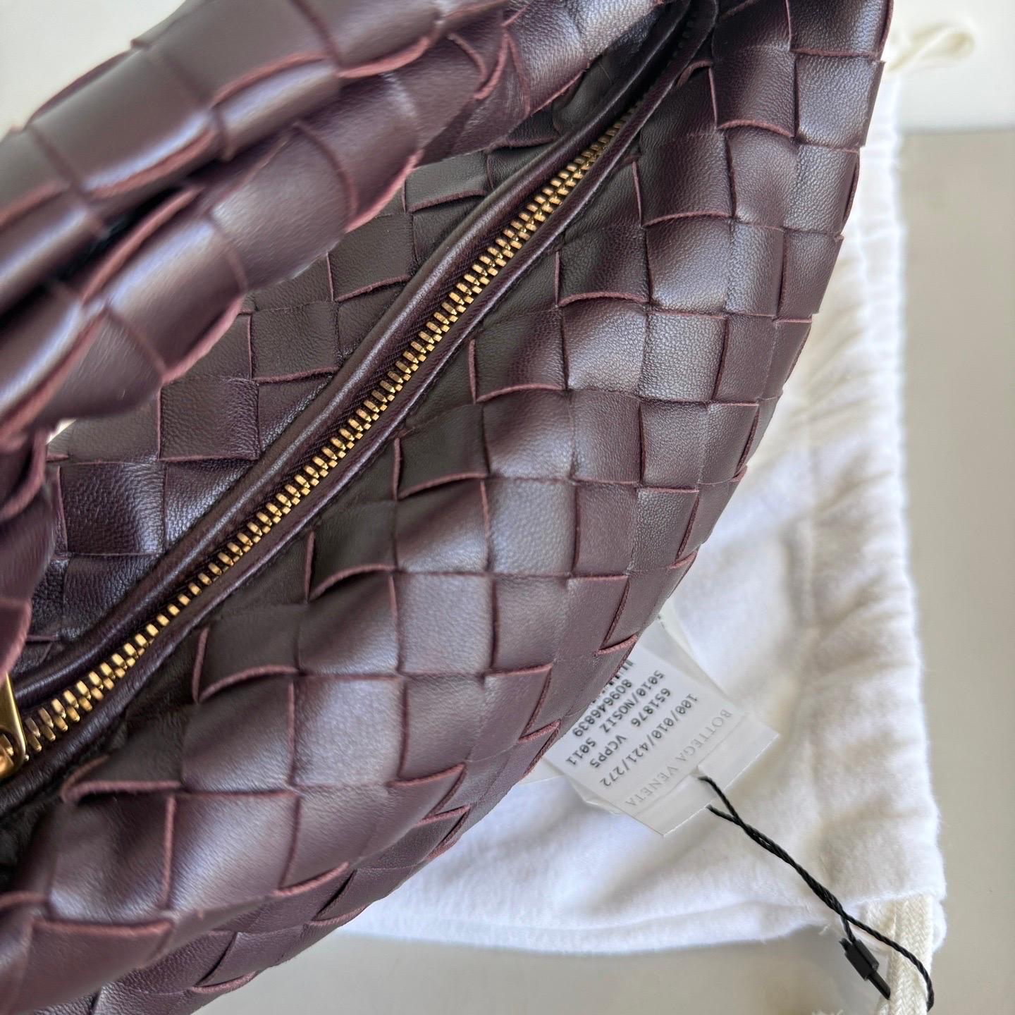 Bottega Veneta Mini Jodie Bourgogne foncé Wine Intrecciato Leather Clutch en vente 9