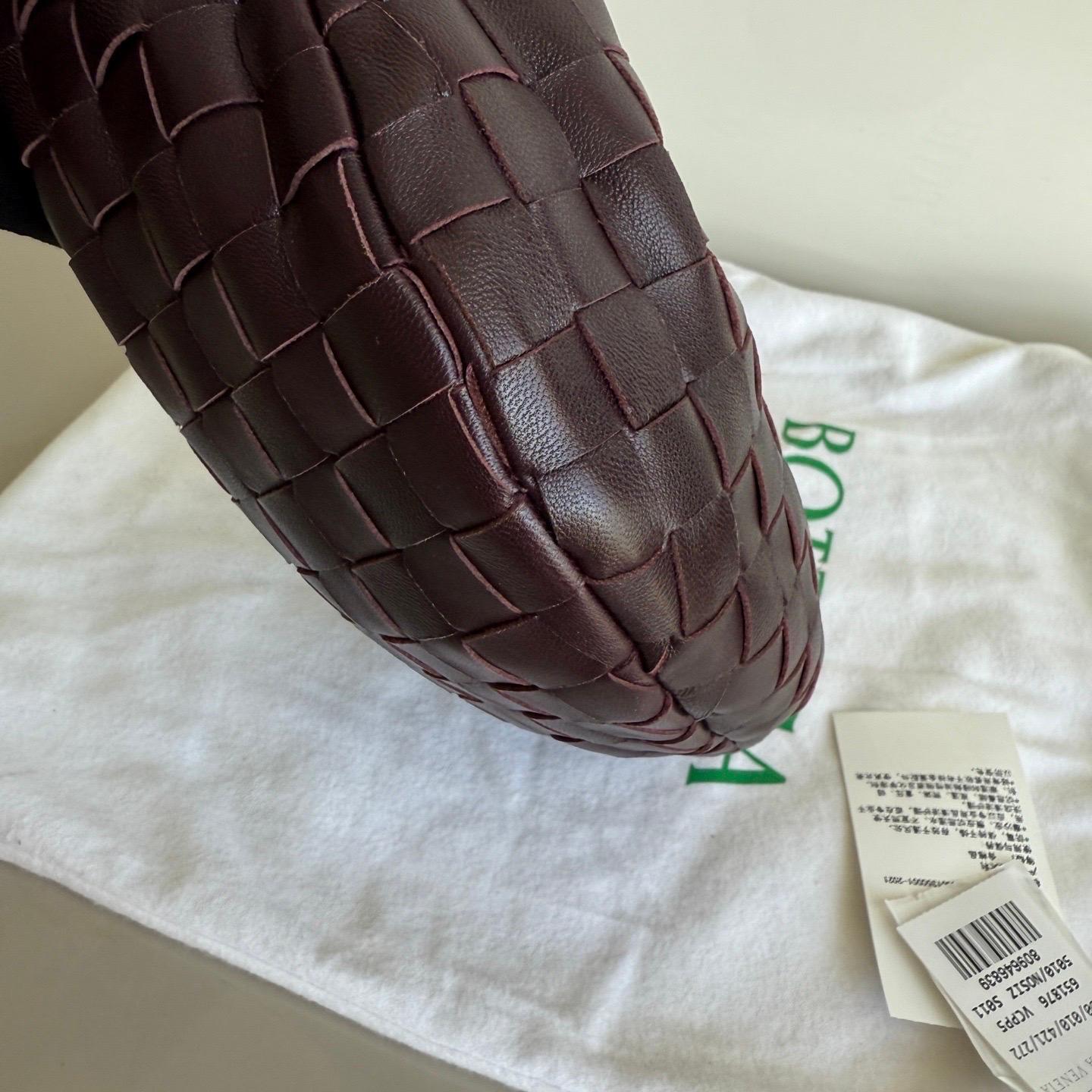 Bottega Veneta Mini Jodie Bourgogne foncé Wine Intrecciato Leather Clutch en vente 11