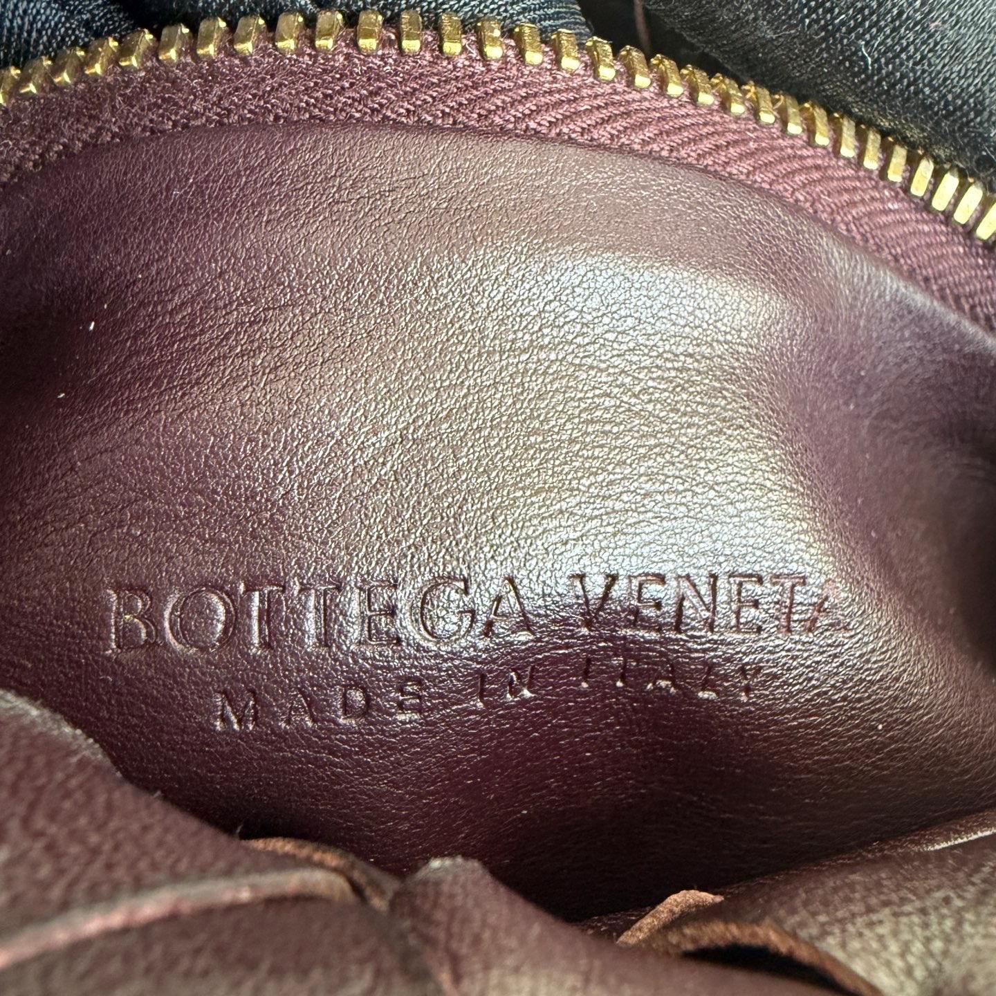 Bottega Veneta Mini Jodie Bourgogne foncé Wine Intrecciato Leather Clutch en vente 13