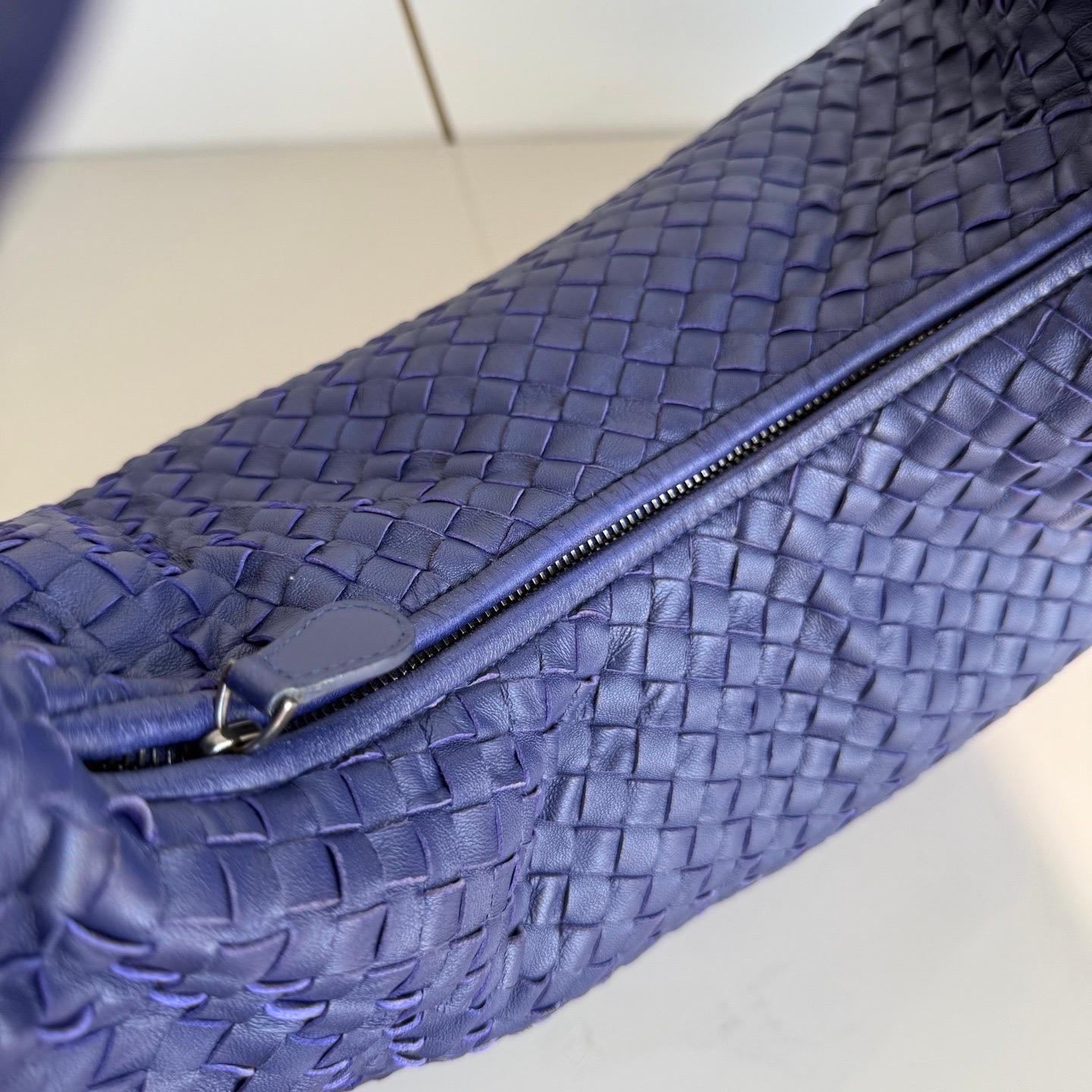 Viola Bottega Veneta Hobo Navy in pelle Intrecciato 47cm in vendita