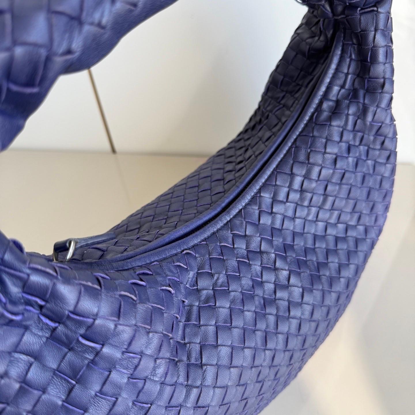 Bottega Veneta Hobo Navy in pelle Intrecciato 47cm In condizioni ottime in vendita a AUBERVILLIERS, FR