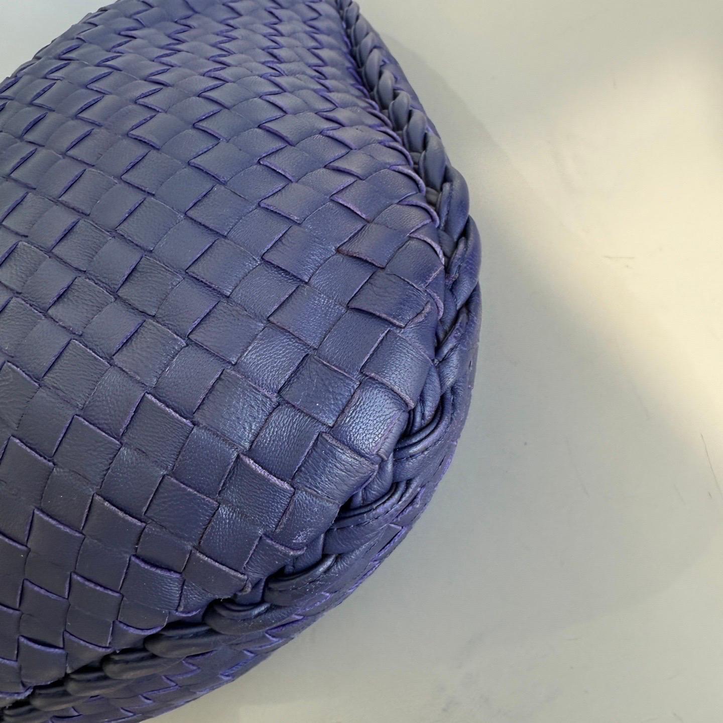 Bottega Veneta Hobo Navy in pelle Intrecciato 47cm in vendita 9