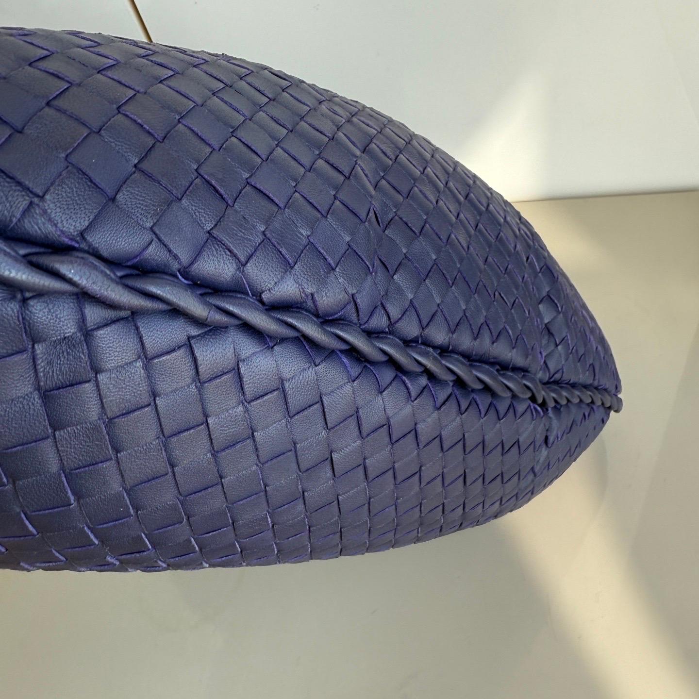 Bottega Veneta Hobo Navy in pelle Intrecciato 47cm in vendita 10