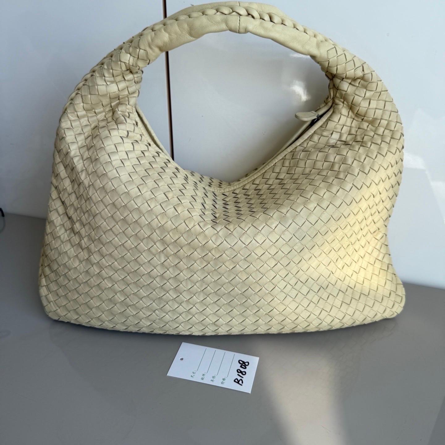 Questa borsa Bottega Veneta è un pezzo di lusso eccezionale, realizzato con l'iconica pelle di agnello con l'inconfondibile trama Intrecciato. Questa borsa è abbastanza capiente da contenere tutti i tuoi oggetti essenziali ed è l'accessorio perfetto