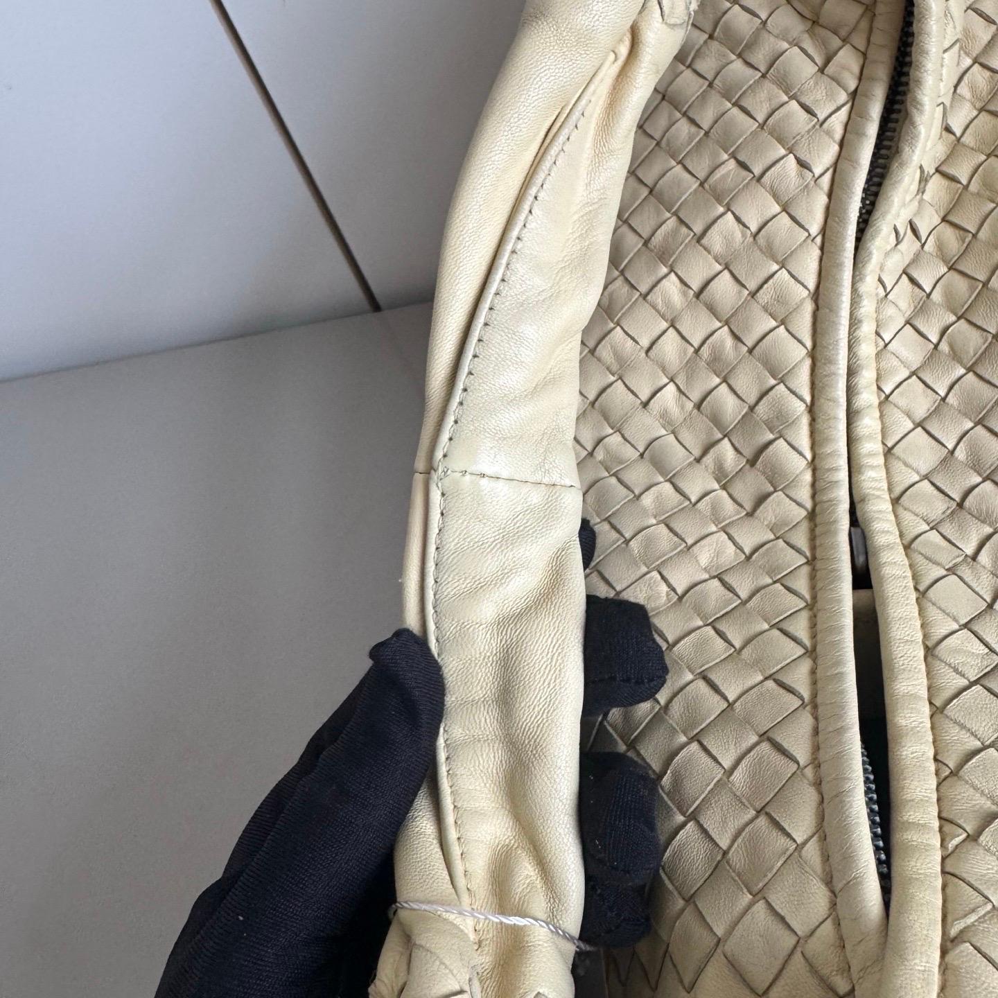 Bottega Veneta Hobo in pelle giallo chiaro Intrecciato 47cm in vendita 1