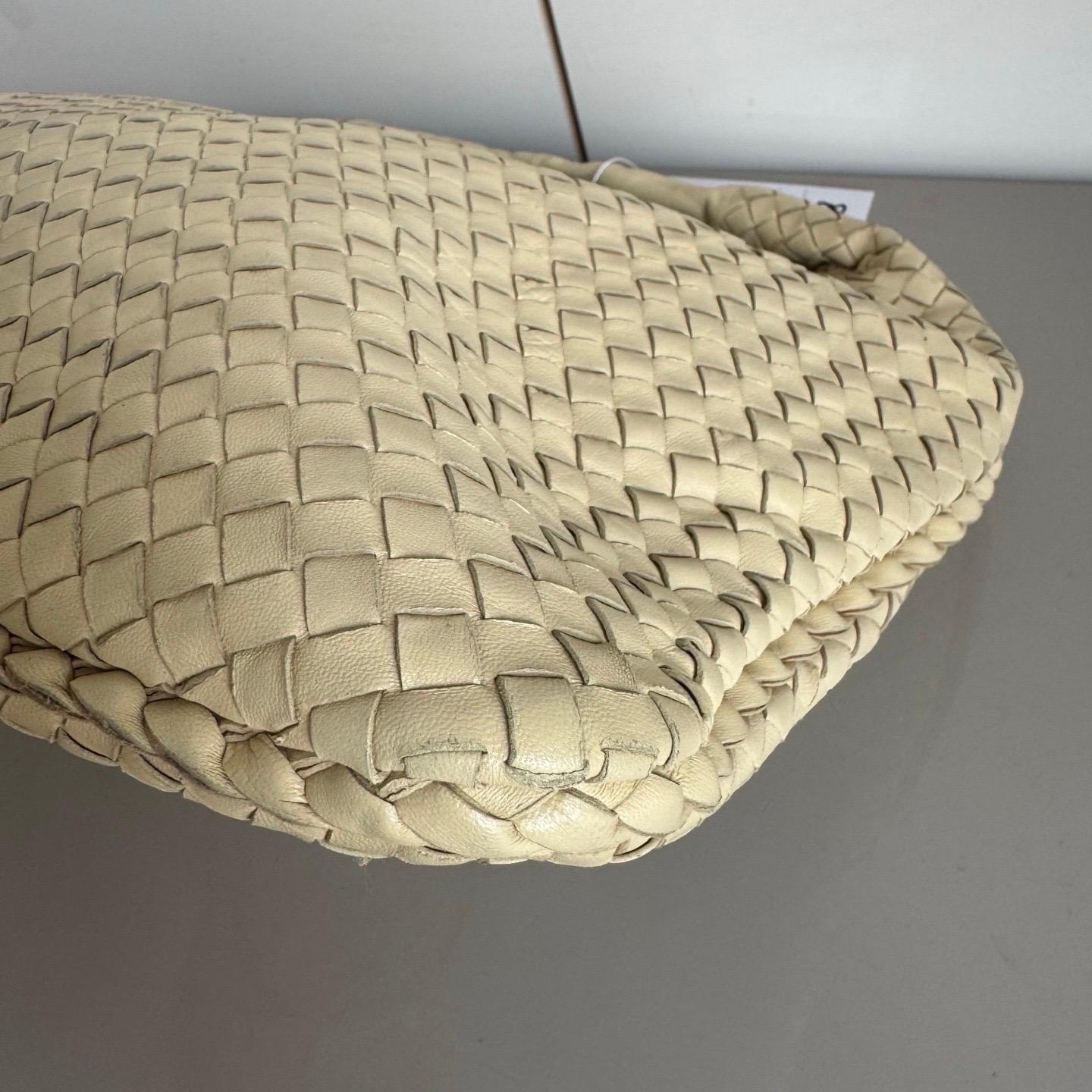 Bottega Veneta Hobo in pelle giallo chiaro Intrecciato 47cm in vendita 2