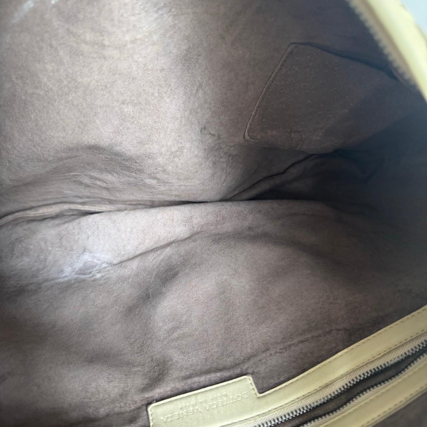 Bottega Veneta Hobo in pelle giallo chiaro Intrecciato 47cm in vendita 4