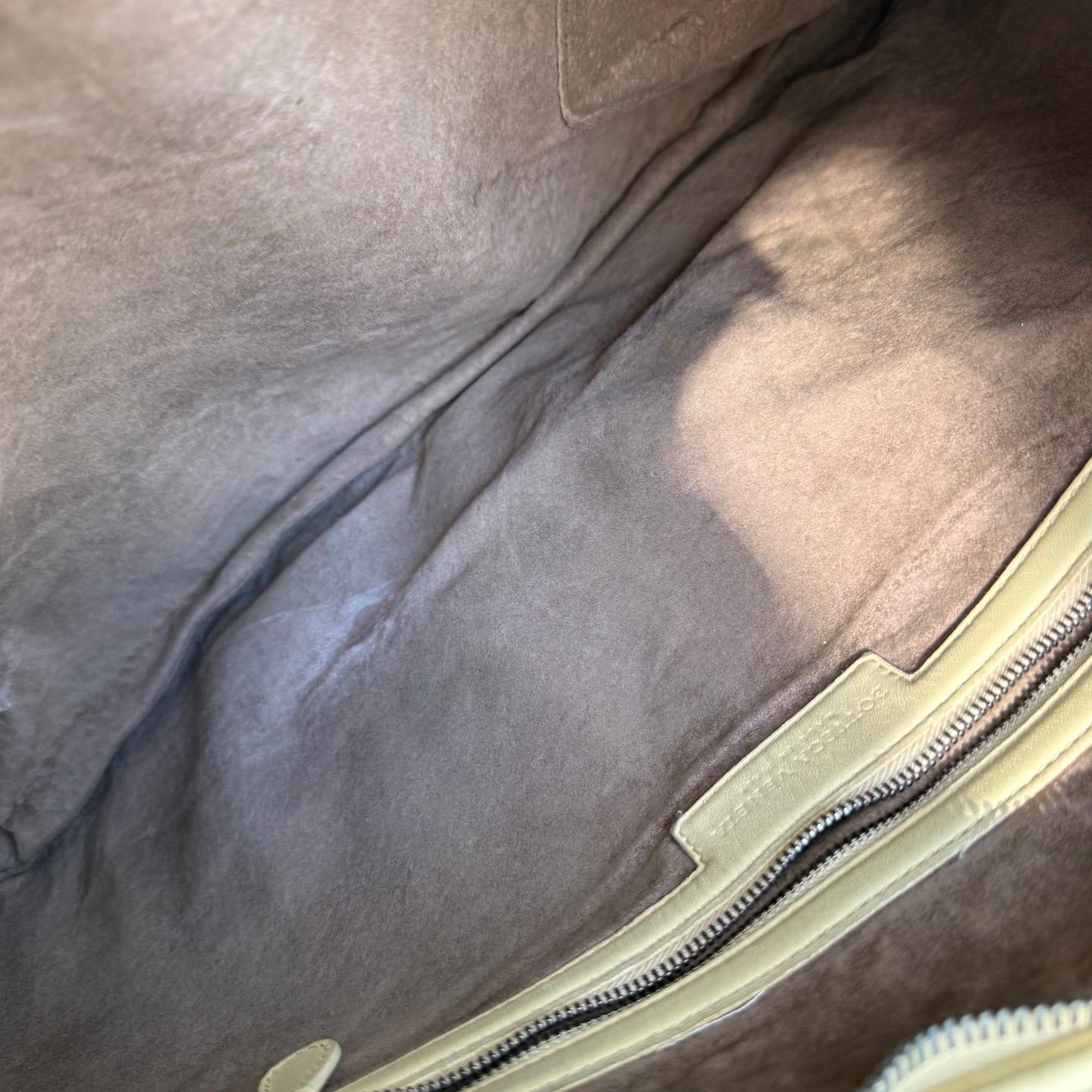 Bottega Veneta Hobo in pelle giallo chiaro Intrecciato 47cm in vendita 7