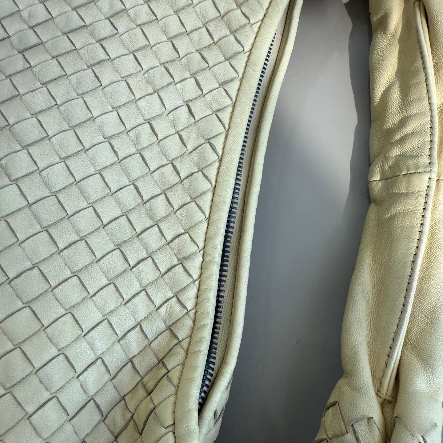 Bottega Veneta Hobo in pelle giallo chiaro Intrecciato 47cm in vendita 8