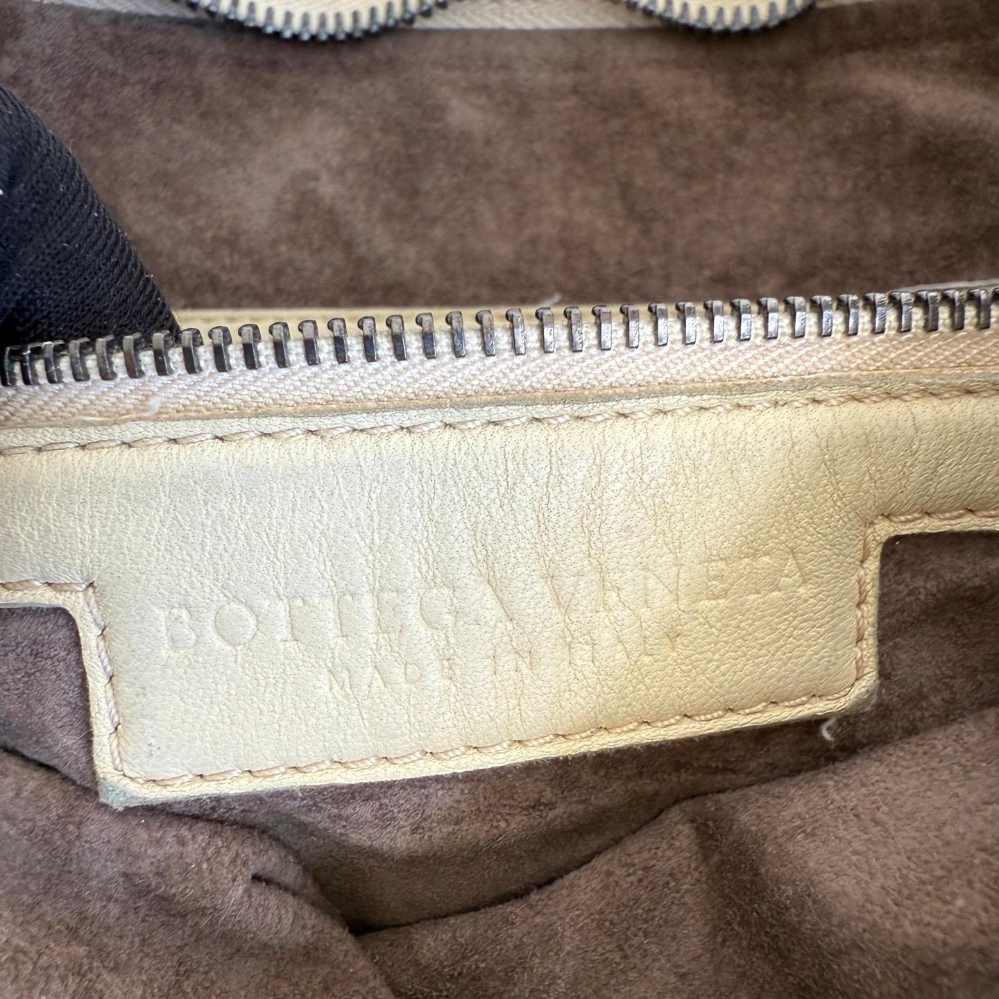 Bottega Veneta Hobo in pelle giallo chiaro Intrecciato 47cm in vendita 9