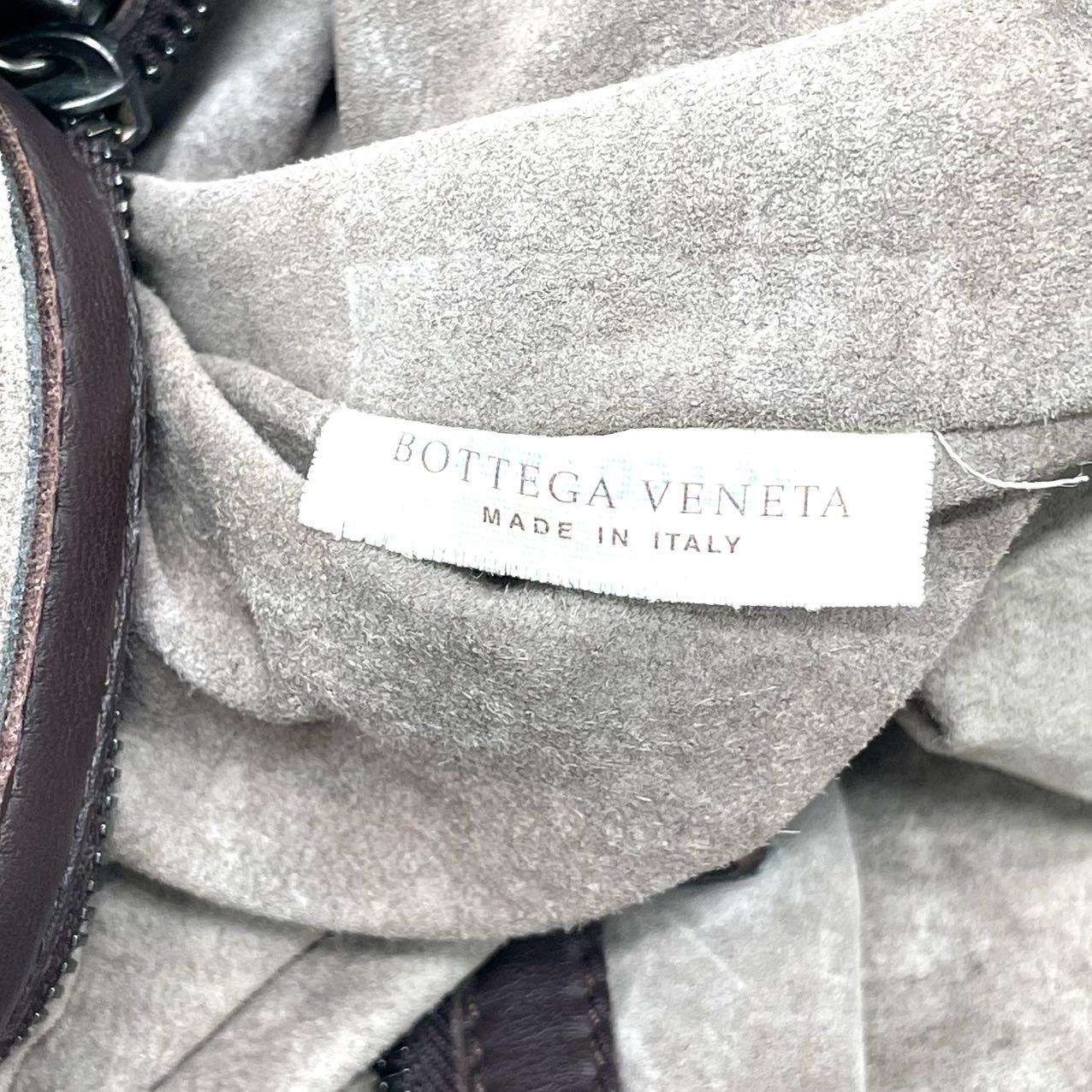 Donna Bottega Veneta Maxi Convertible Tote Bag Hobo in pelle marrone scuro con trasporto a due vie 5 in vendita