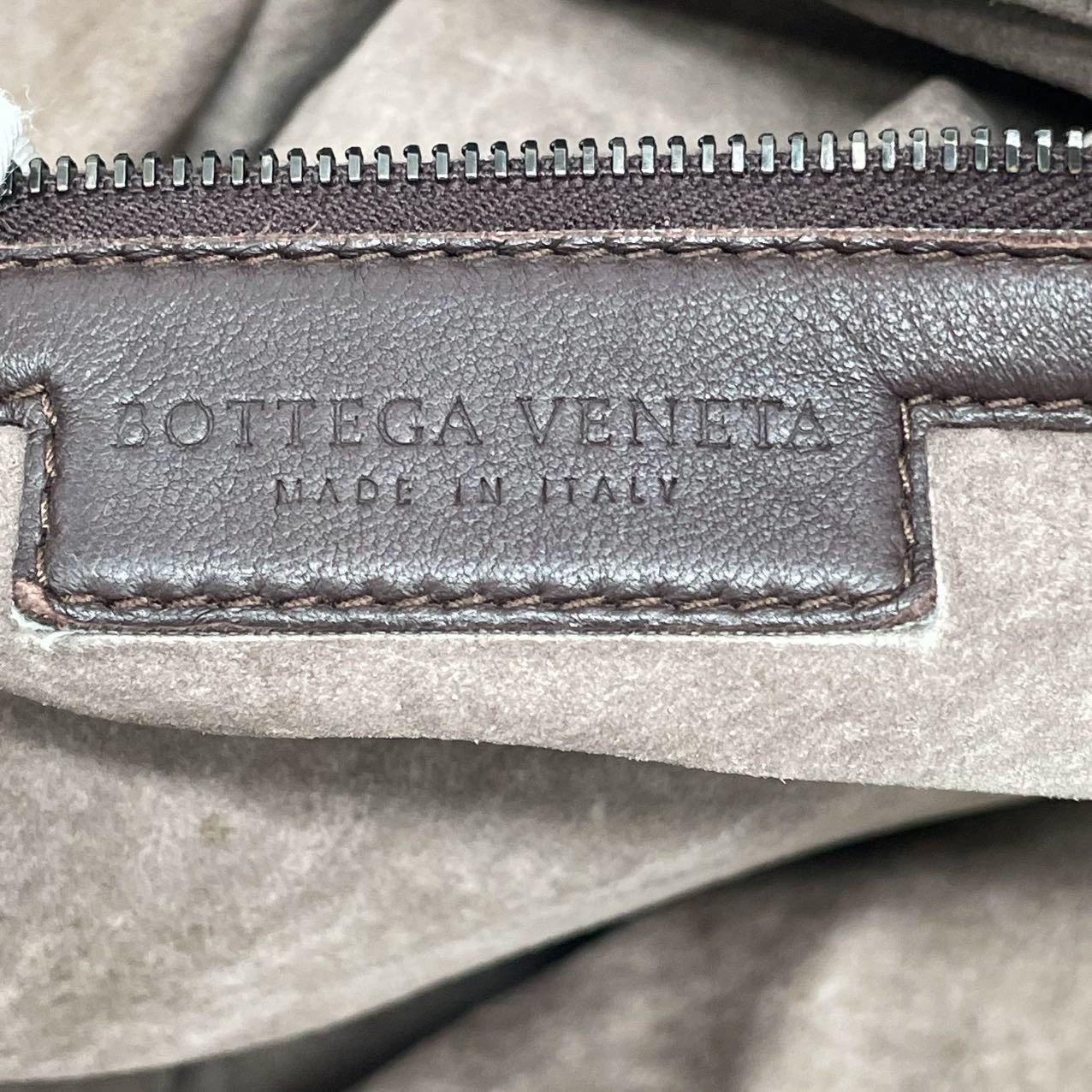 Bottega Veneta Maxi Convertible Tote Bag Hobo in pelle marrone scuro con trasporto a due vie 5 in vendita 4