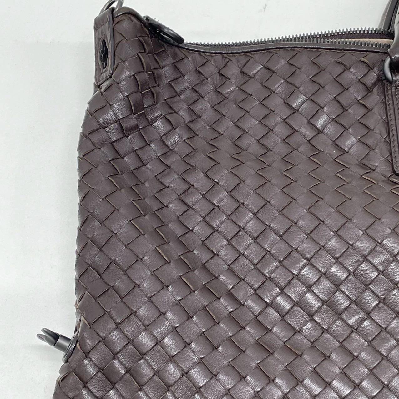 Bottega Veneta Maxi Convertible Tote Bag Hobo in pelle marrone scuro con trasporto a due vie 5 in vendita 6
