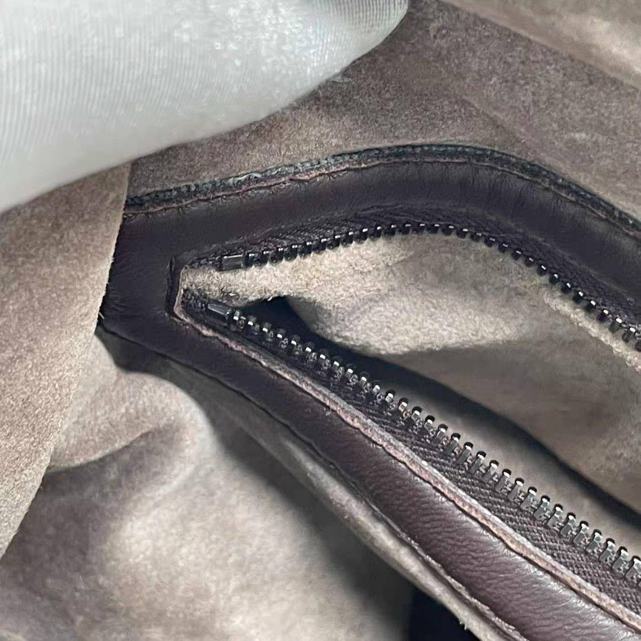 Bottega Veneta Maxi Convertible Tote Bag Hobo in pelle marrone scuro con trasporto a due vie 5 in vendita 13