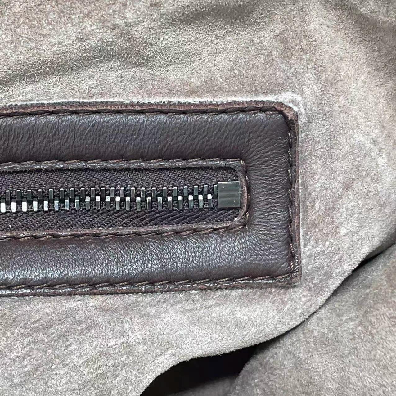 Bottega Veneta Maxi Convertible Tote Bag Hobo in pelle marrone scuro con trasporto a due vie 5 in vendita 12