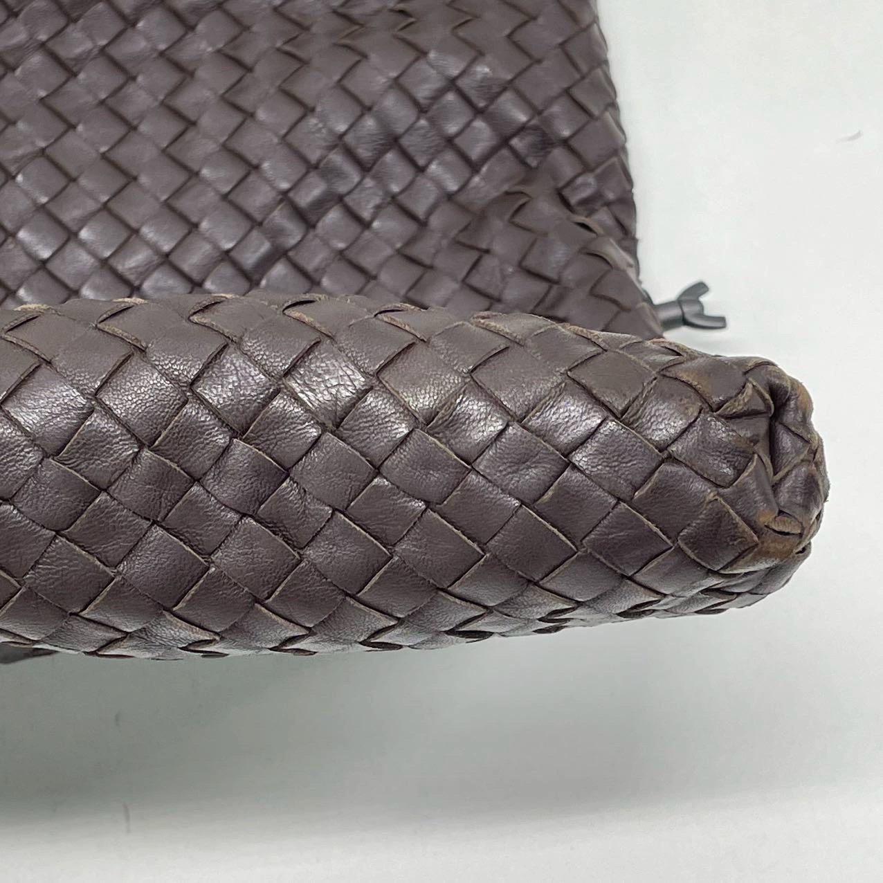 Bottega Veneta Maxi Convertible Tote Bag Hobo in pelle marrone scuro con trasporto a due vie 5 in vendita 15
