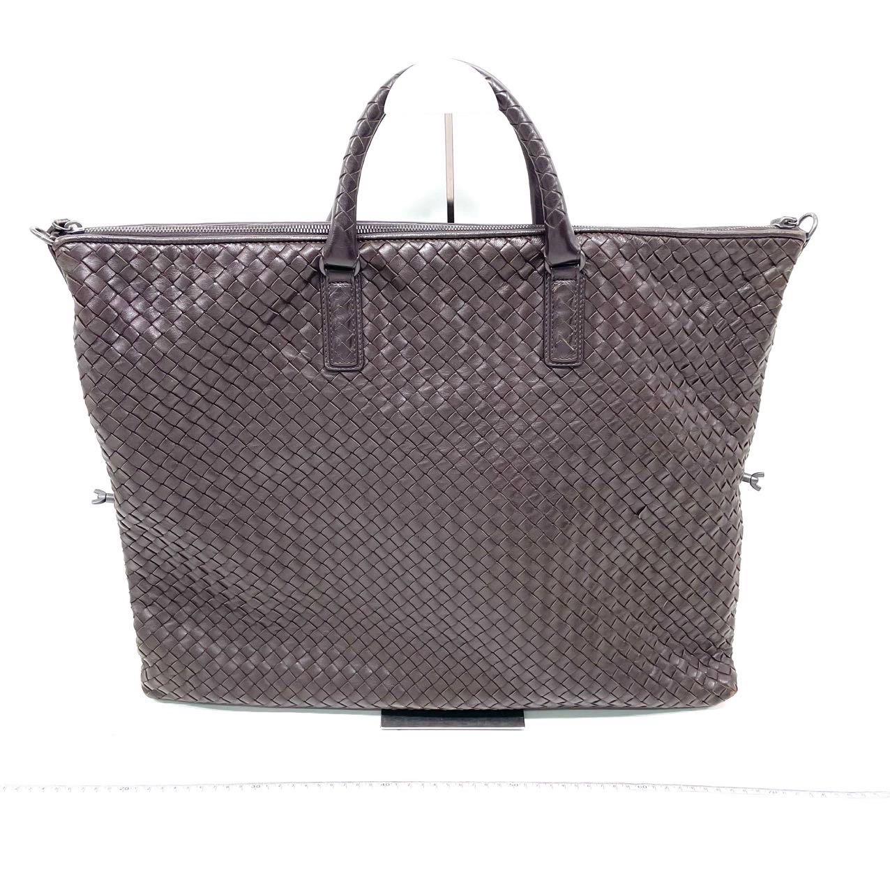 Questa borsa Bottega Veneta è un pezzo di lusso eccezionale, realizzato con l'iconica pelle d'agnello con l'inconfondibile trama Intrecciato. Questa borsa è abbastanza capiente per tutti i tuoi oggetti essenziali. Portalo a mano, a spalla grazie al