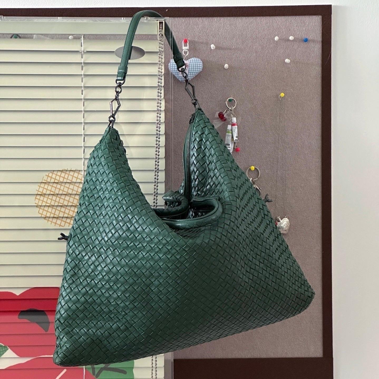 Questa borsa Bottega Veneta è un pezzo di lusso eccezionale, realizzato con l'iconica pelle d'agnello con l'inconfondibile trama Intrecciato. Questa borsa è abbastanza capiente per tutti i tuoi oggetti essenziali. Portalo a mano, a spalla grazie al