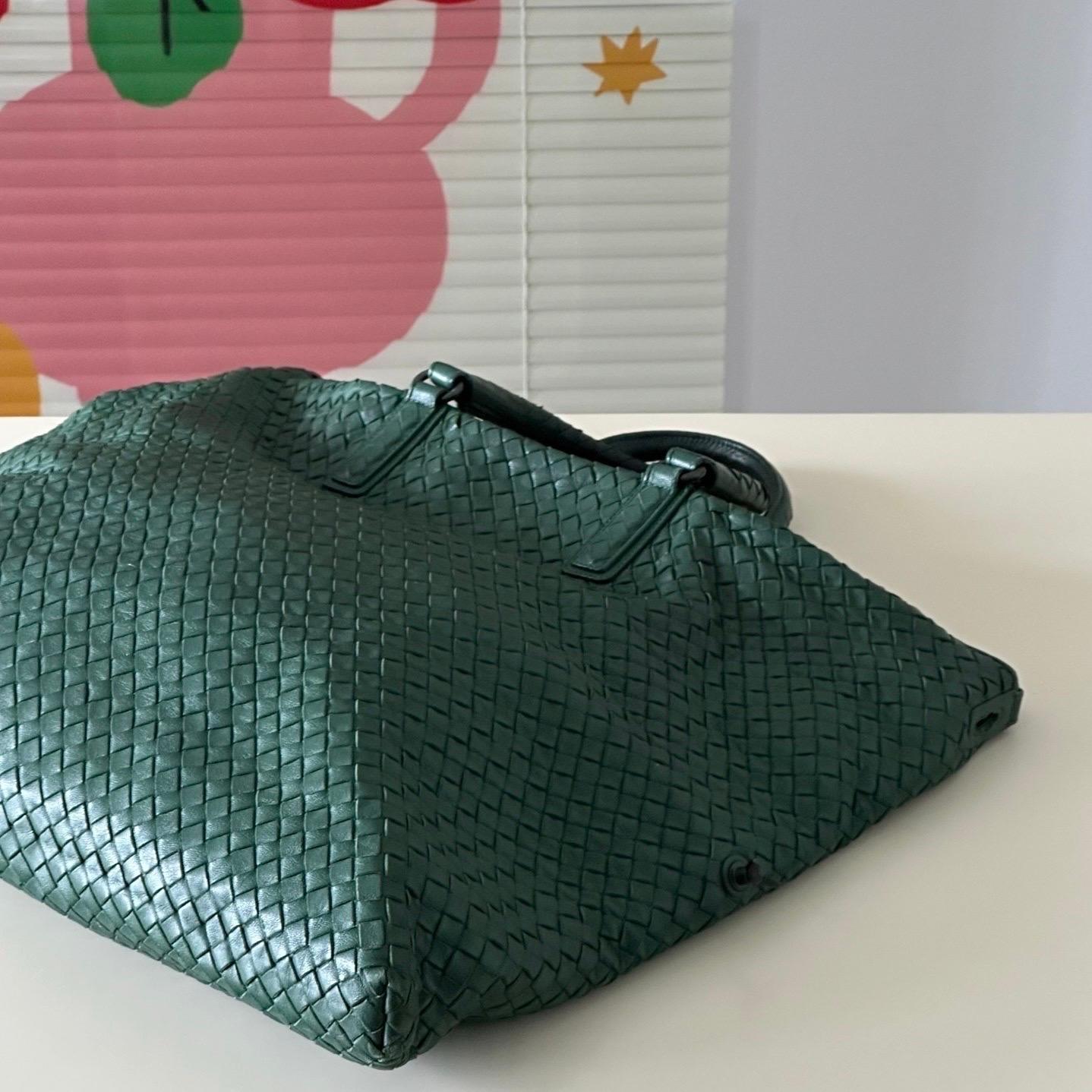 Bottega Veneta Maxi Convertible Tote Bag Hobo in pelle Greene & Greene scuro con trasporto bidirezionale 5 in vendita 2