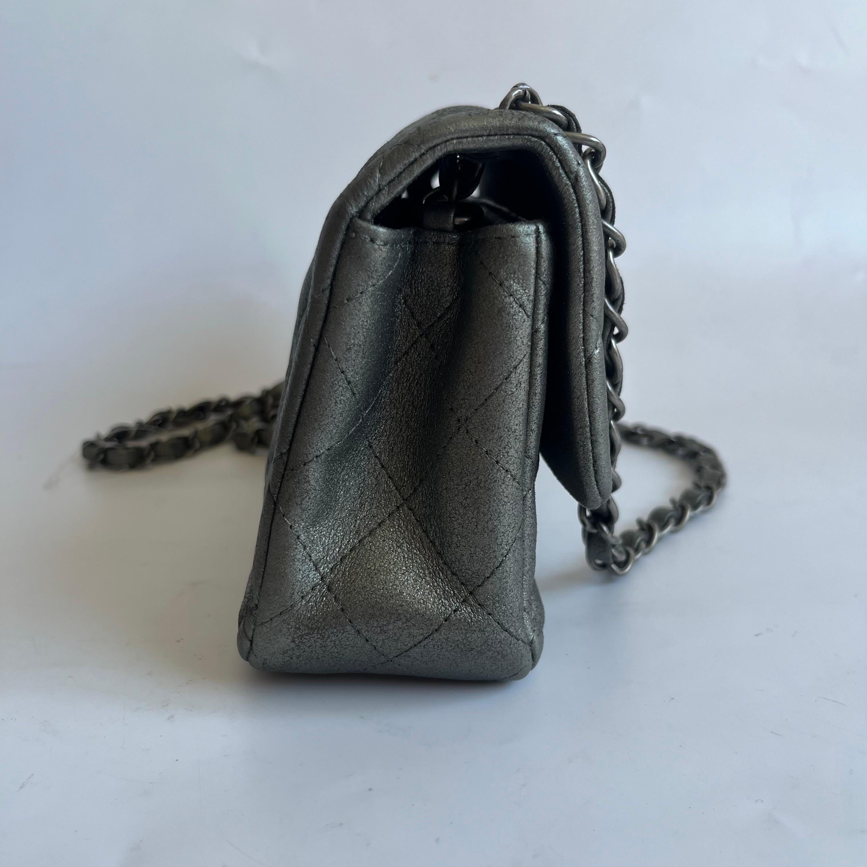 Chanel Classic Flap Rectangular Mini Metallic Grey Lambskin Silver Hardware In condizioni buone in vendita a AUBERVILLIERS, FR