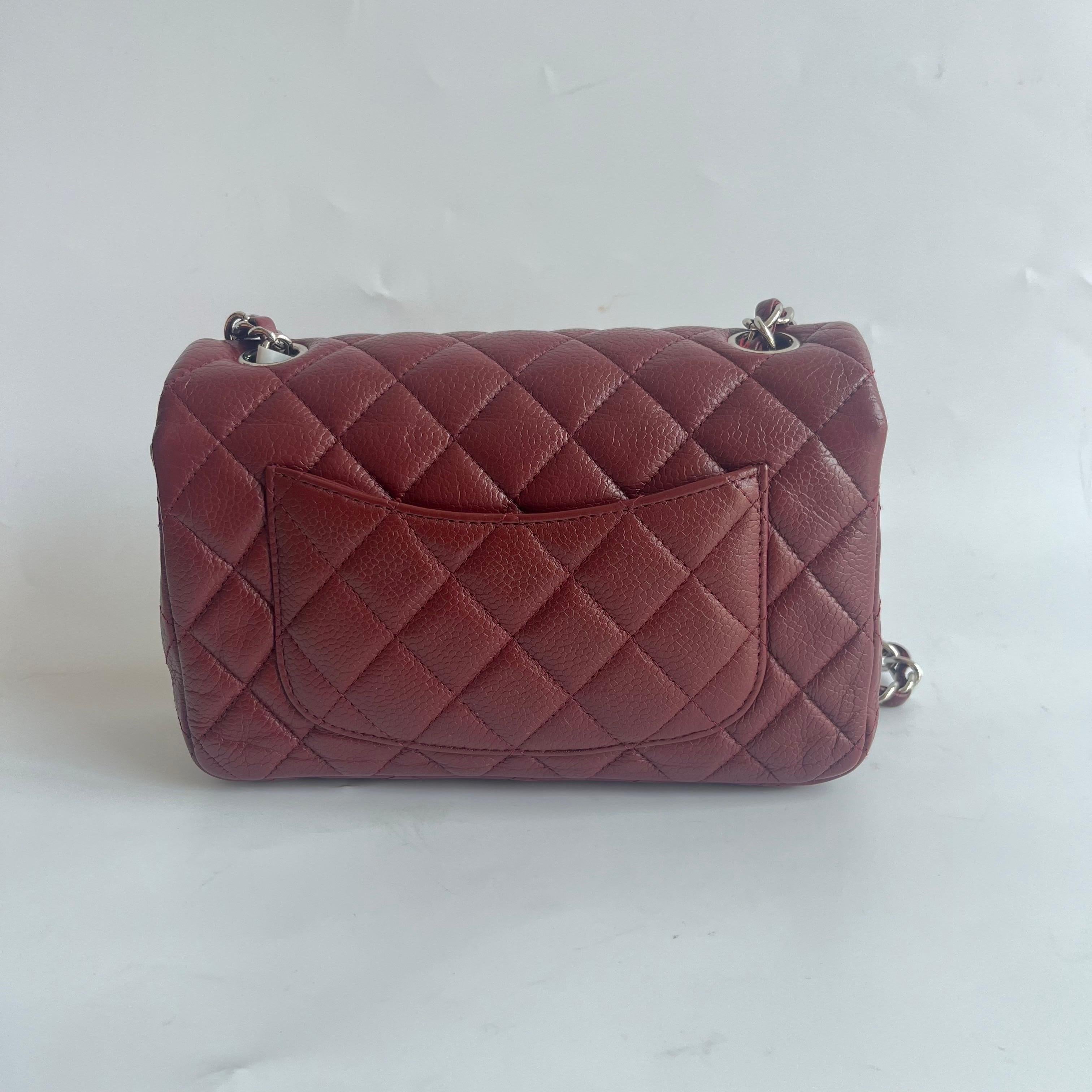 ÉTAT : TRÈS BON

Légers plis du cuir et éraflures au niveau de la quincaillerie. Les couleurs ont été retouchées professionnellement sur les coins, les bords du rabat et la sangle.

DÉTAILS :

CIRCA 2013-2014
Série 18
Chanel
Rabat classique
Rabat