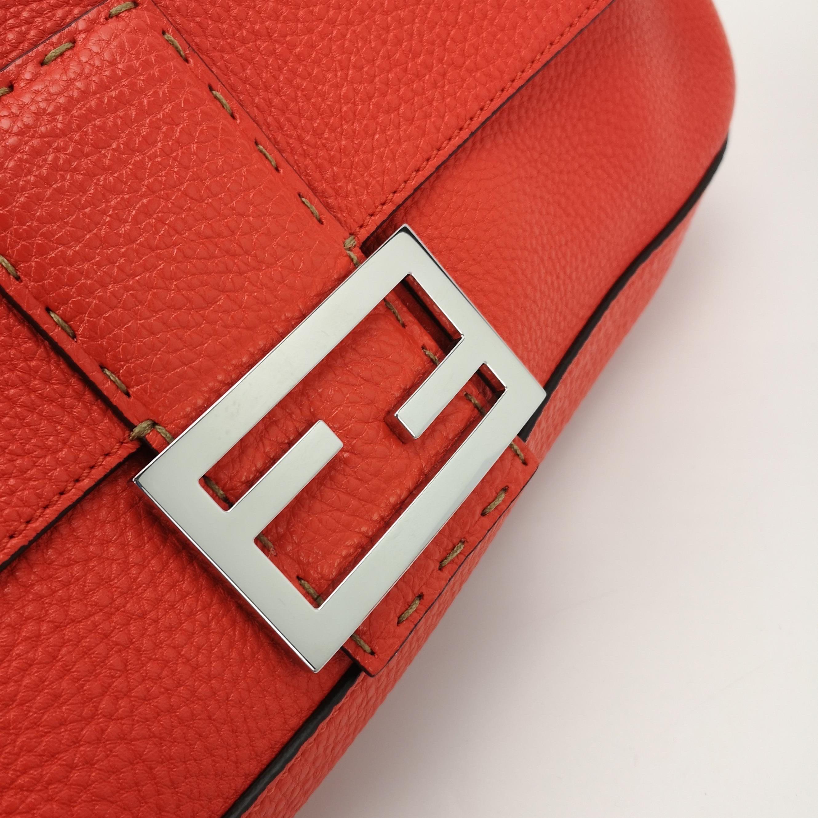 Fendi Baguette Selleria Kalbsleder Crossbody Tasche groß Orange Rot im Angebot 1