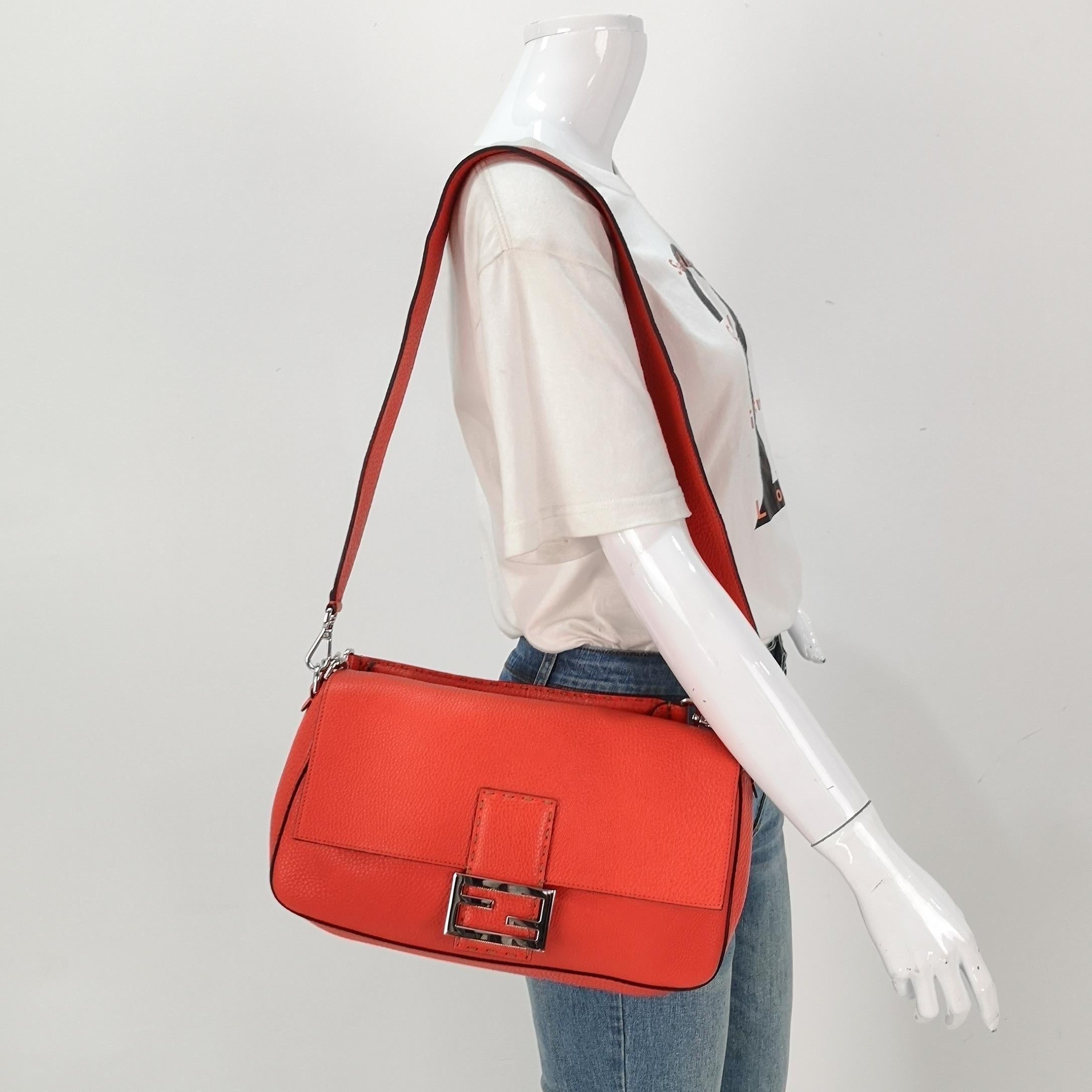 Erleben Sie Luxus und Stil mit der Fendi Baguette Crossbody Bag aus strapazierfähigem Kalbsleder. Diese unglaublich leichte Tasche aus Kalbsleder mit weißen selleria Nähten bietet Funktionalität und Mode zugleich. Sie kann in der Hand, auf der