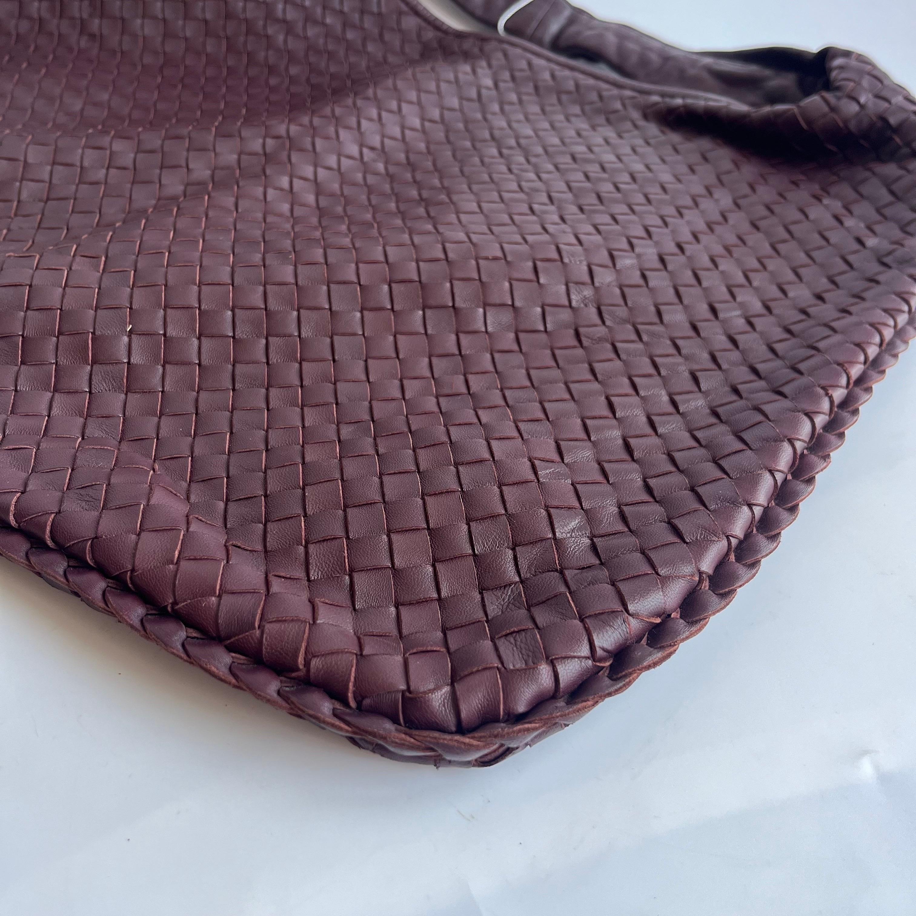 Noir Bottega Veneta Hobo Maxi Dark Wine Burgundy Leather 51cm en vente