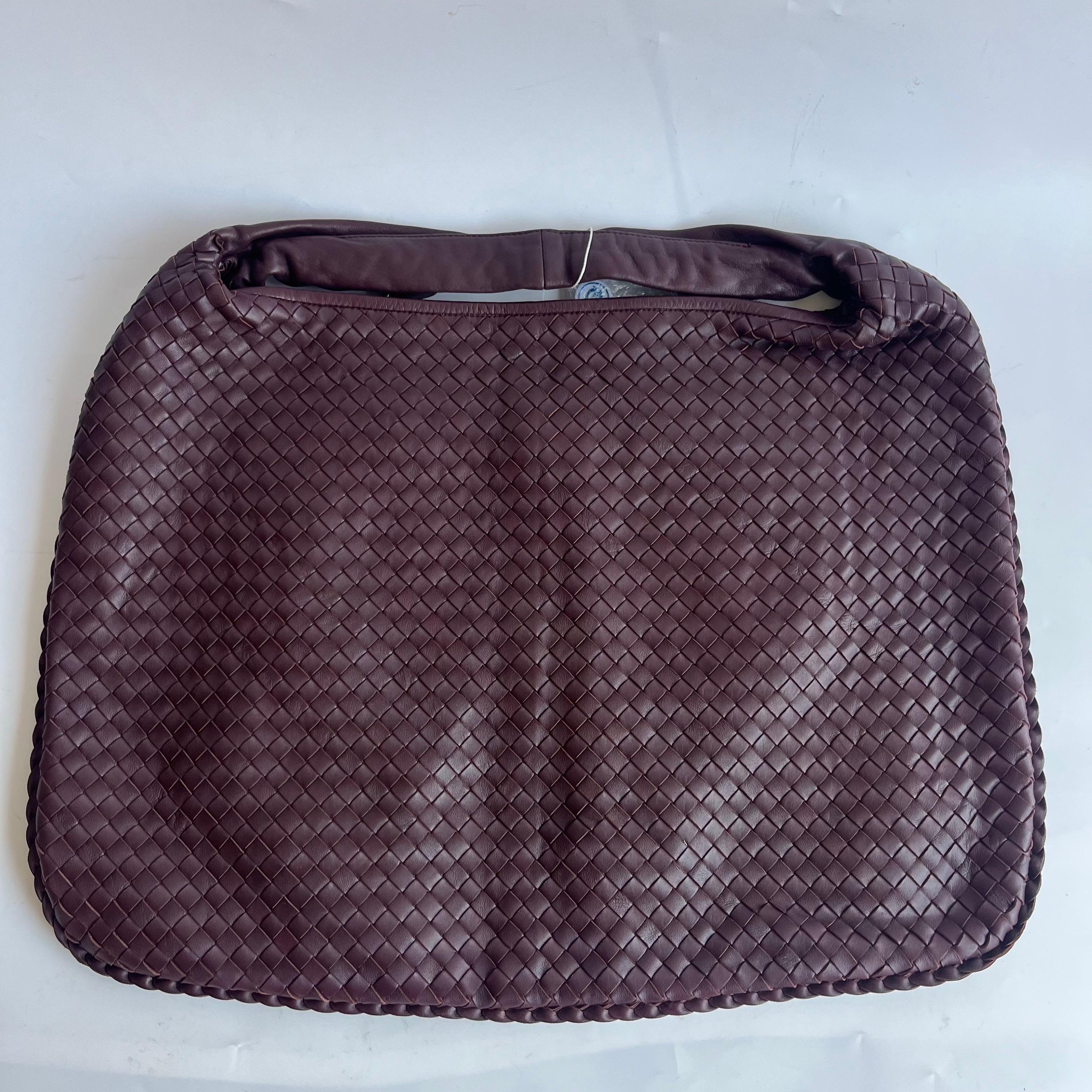 Découvrez le luxe ultime avec ce sac hobo Bottega Veneta Large en cuir d'agneau marron chocolat. Doté de l'emblématique tissage Icone et mesurant 51 cm de large à la base, ce sac offre suffisamment d'espace pour ranger tous vos essentiels. Parfait