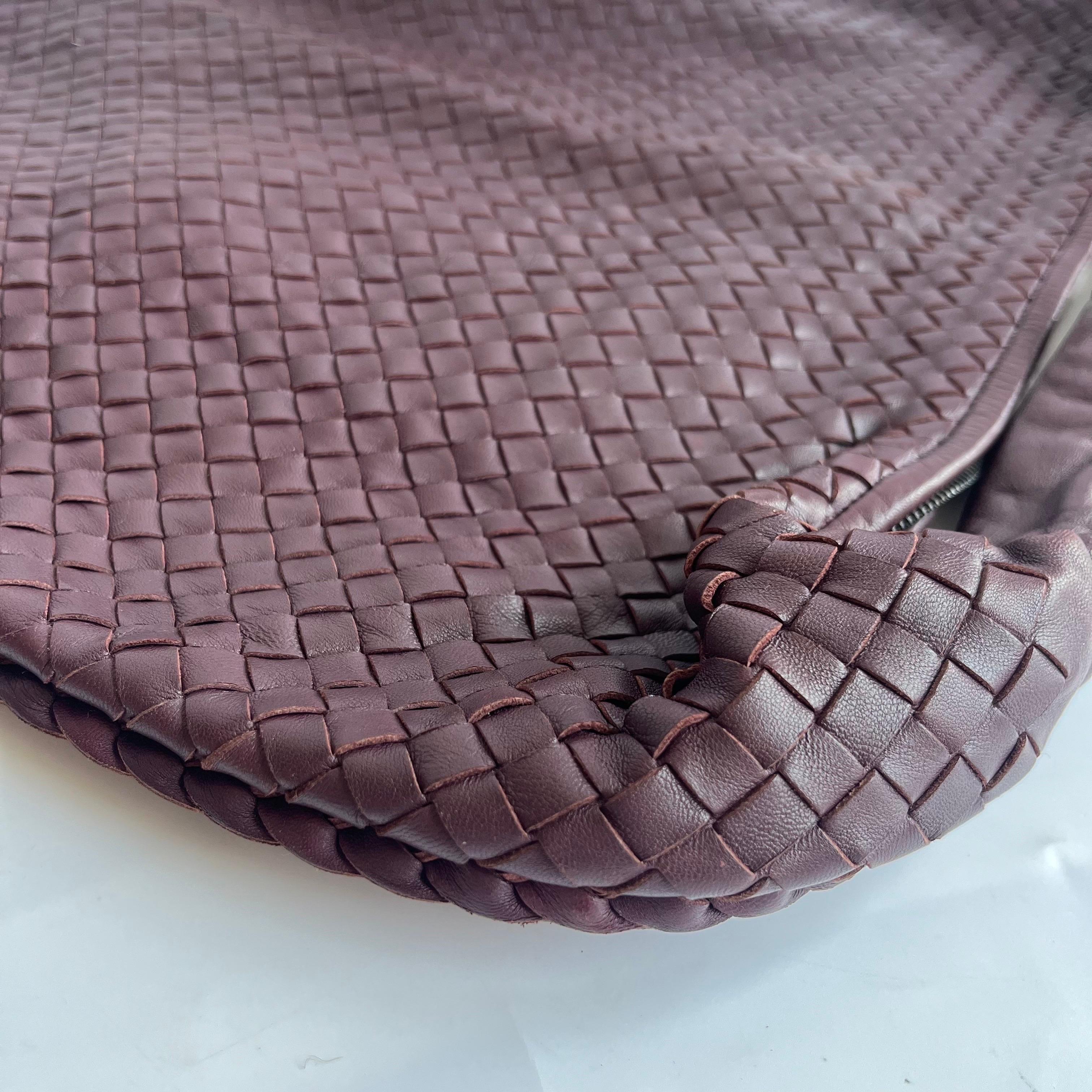 Bottega Veneta Hobo Maxi Dark Wine Burgundy Leather 51cm en vente 4