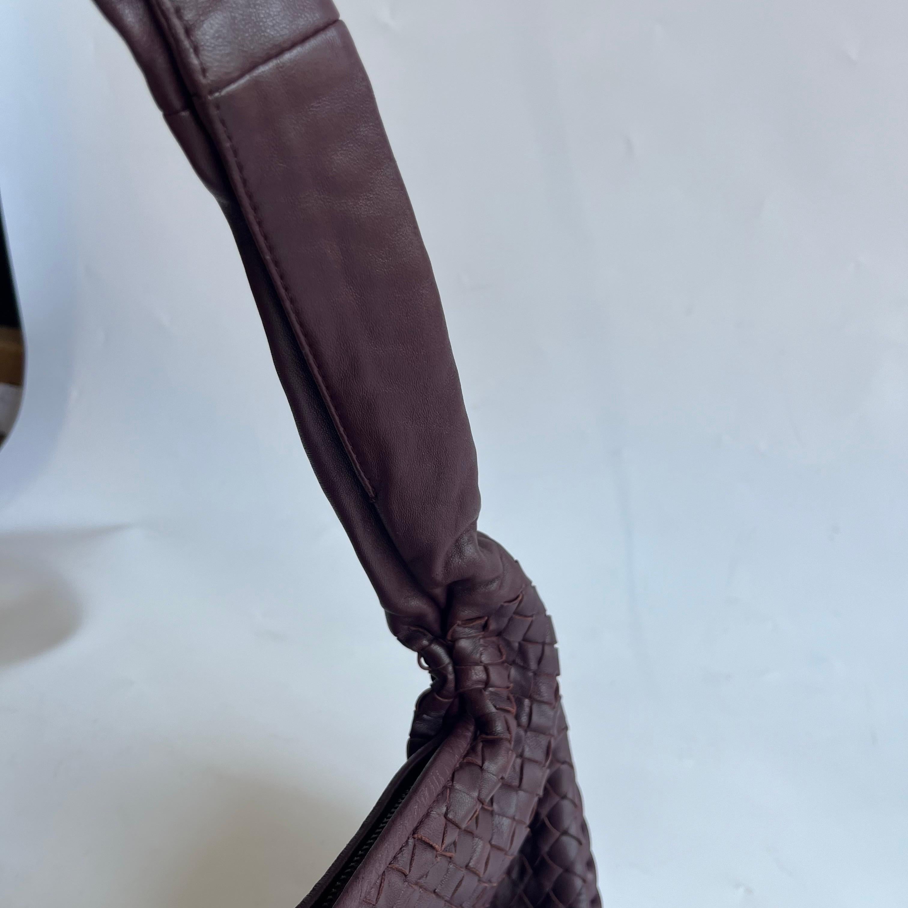 Bottega Veneta Hobo Maxi Dark Wine Burgundy Leather 51cm en vente 5