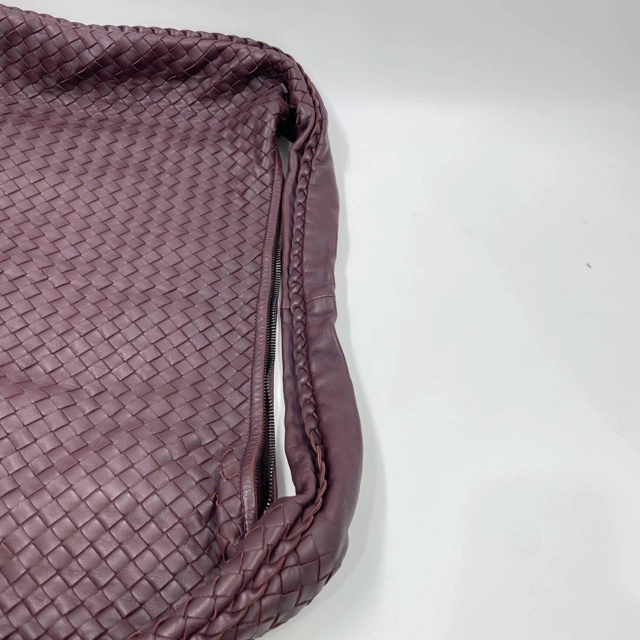 Bottega Veneta Hobo Maxi Dark Wine Burgundy Leather 51cm en vente 10
