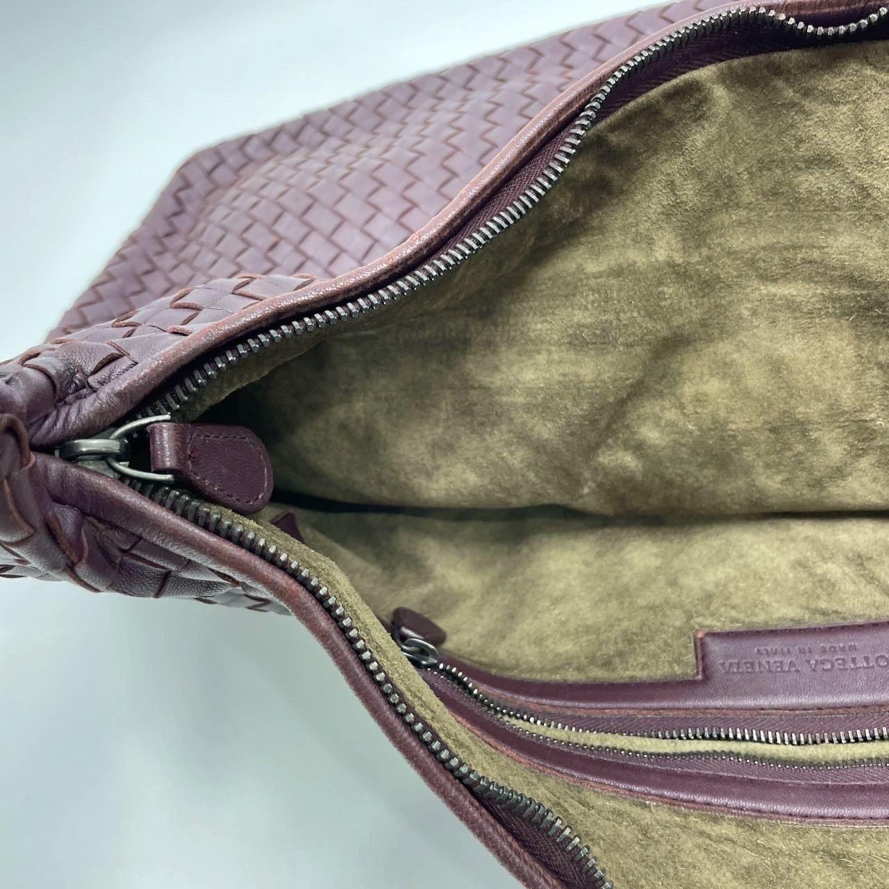 Bottega Veneta Hobo Maxi Dark Wine Burgundy Leather 51cm en vente 13