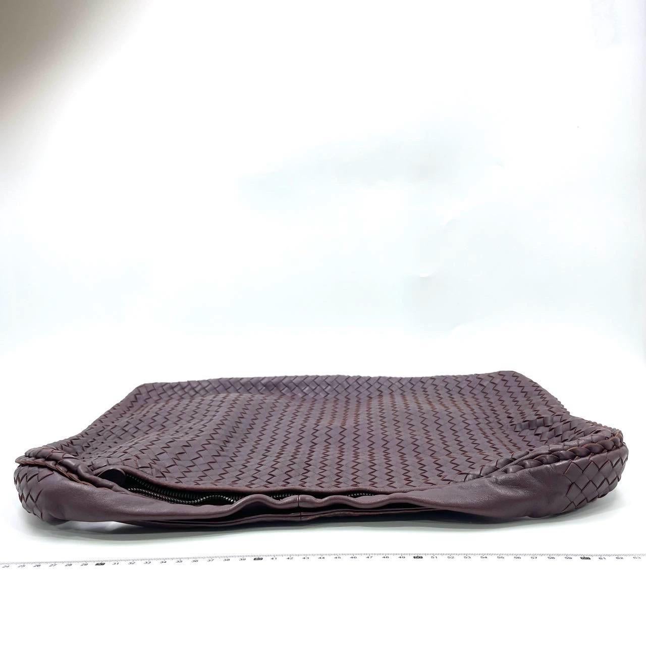 Bottega Veneta Hobo Maxi Dark Wine Burgundy Leather 51cm en vente 14