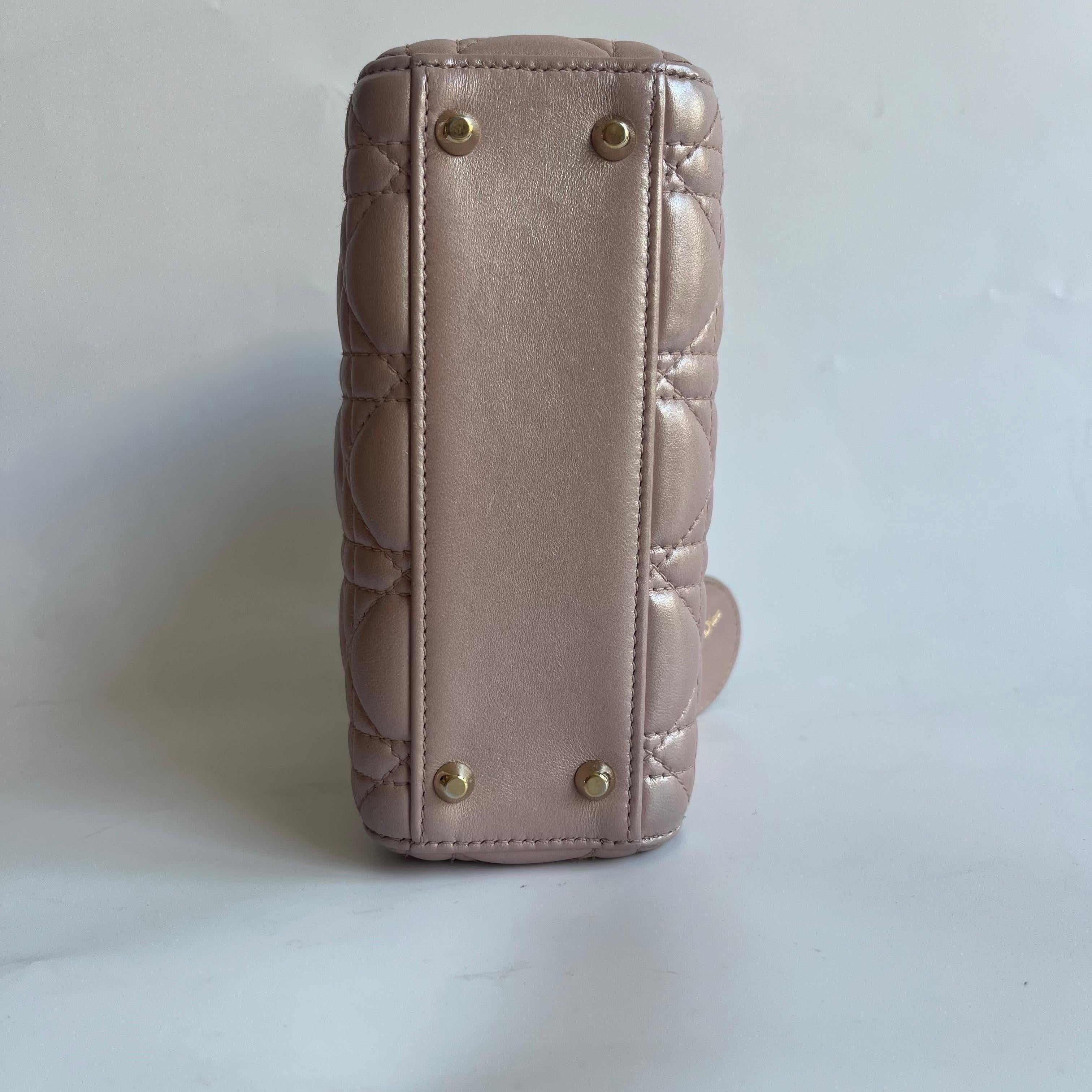Lady Dior Mini Cuir d'agneau rose nacré Bracelet en chaîne or HW Excellent état - En vente à AUBERVILLIERS, FR