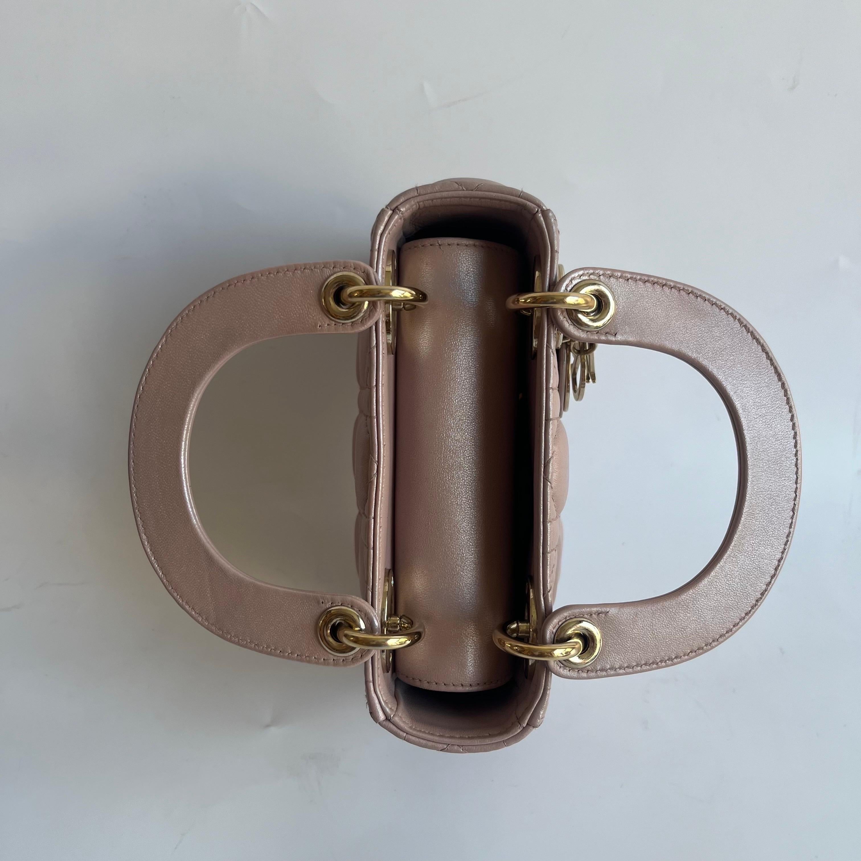 Lady Dior Mini Cuir d'agneau rose nacré Bracelet en chaîne or HW en vente 1