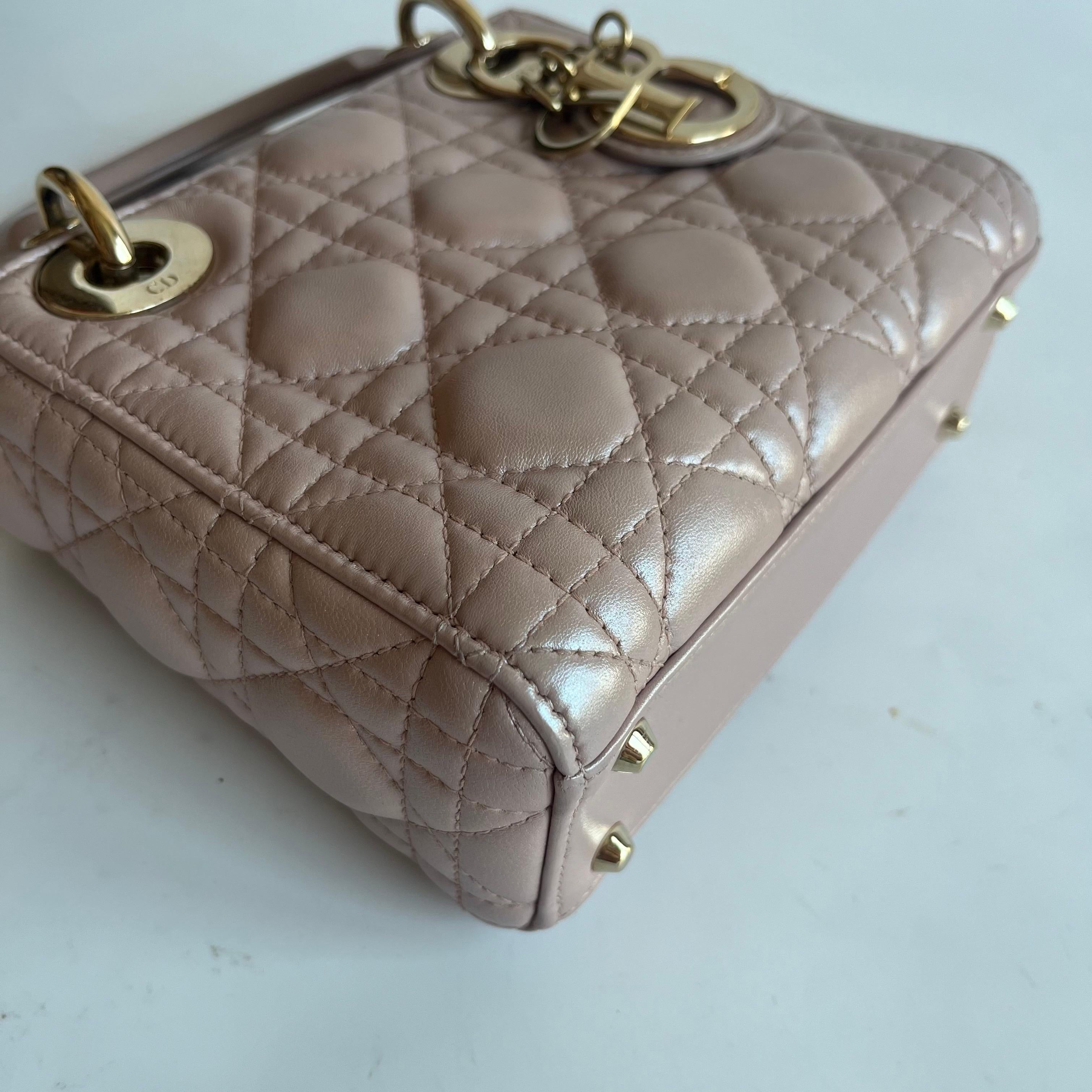 Lady Dior Mini Cuir d'agneau rose nacré Bracelet en chaîne or HW en vente 2