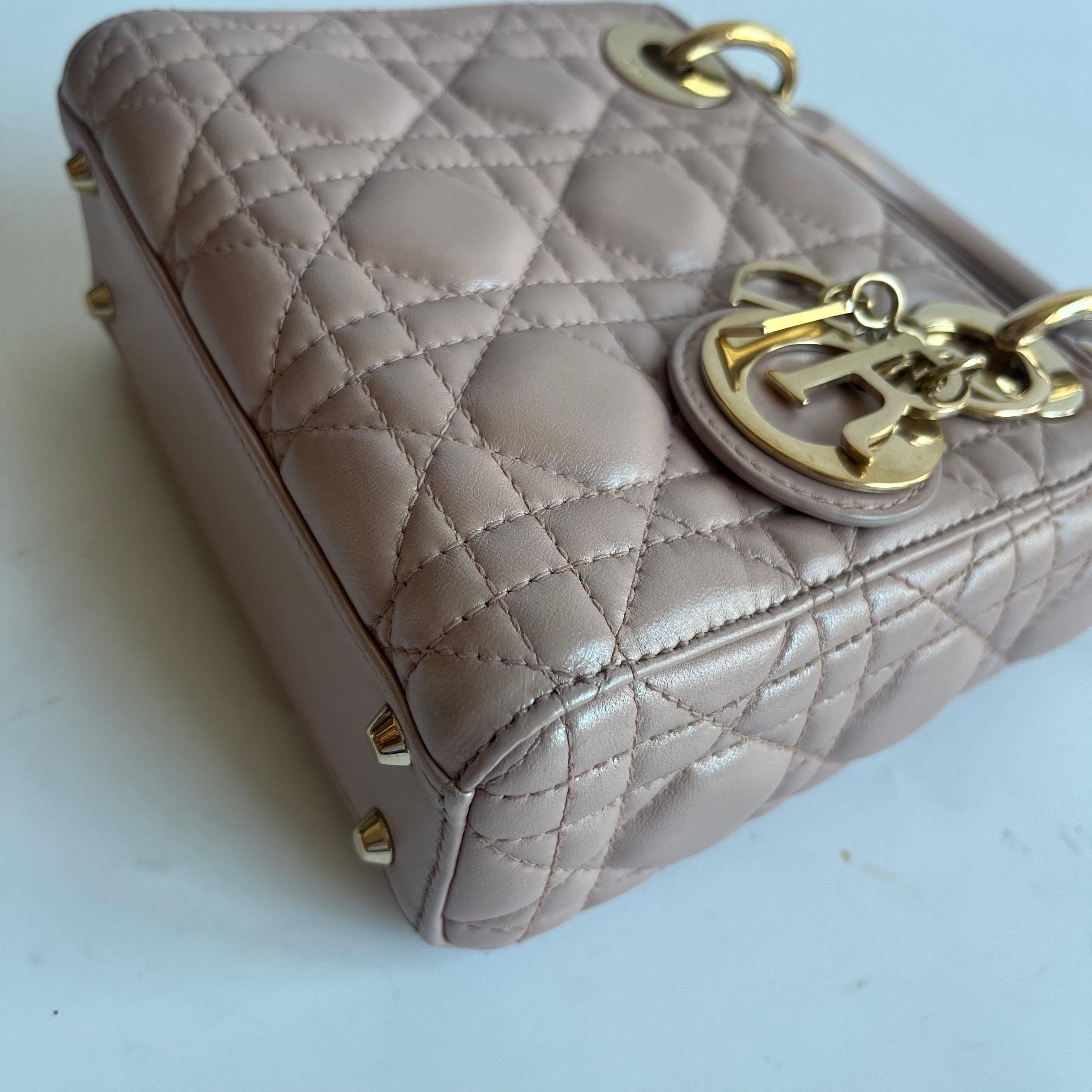 Lady Dior Mini Cuir d'agneau rose nacré Bracelet en chaîne or HW en vente 3