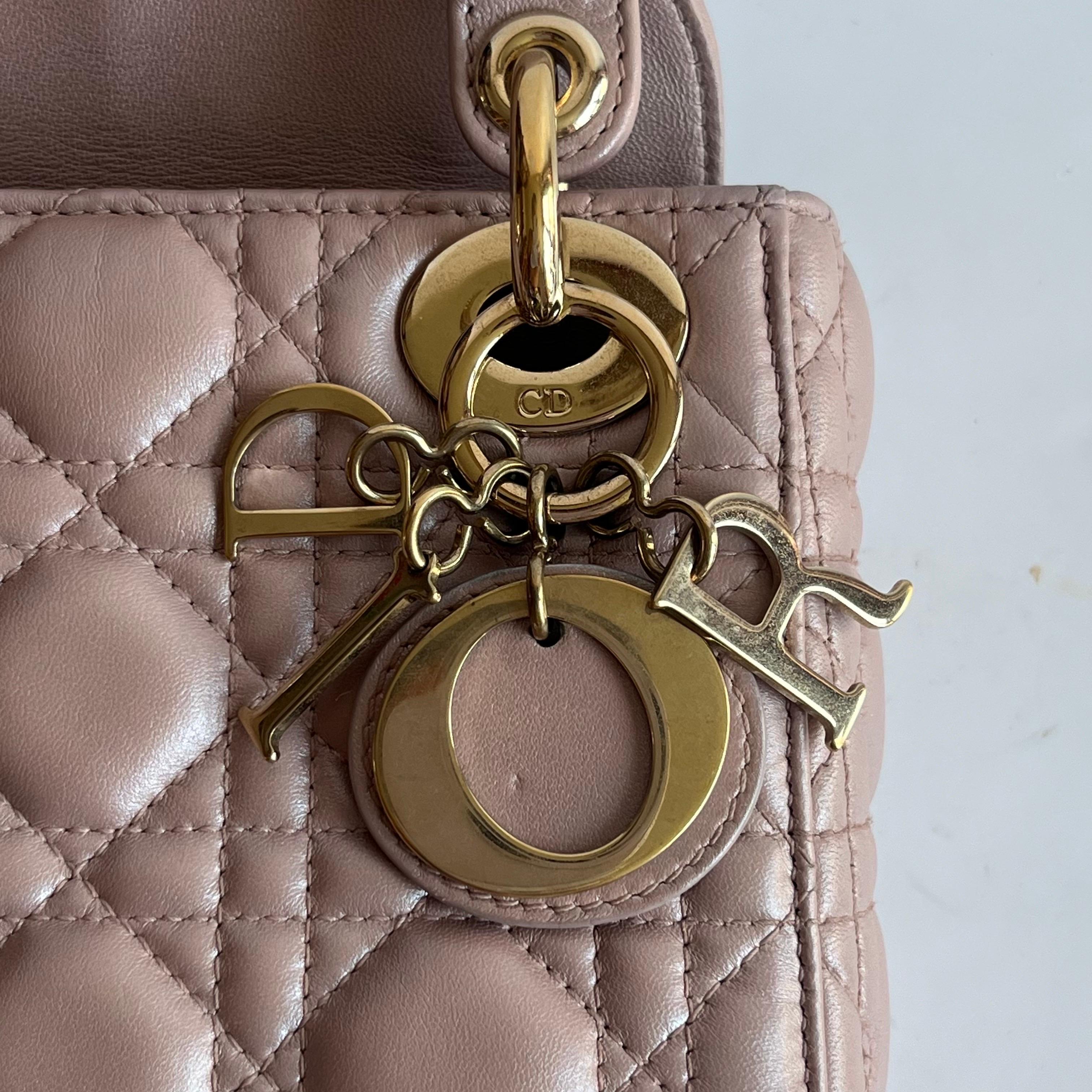 Lady Dior Mini Cuir d'agneau rose nacré Bracelet en chaîne or HW en vente 13