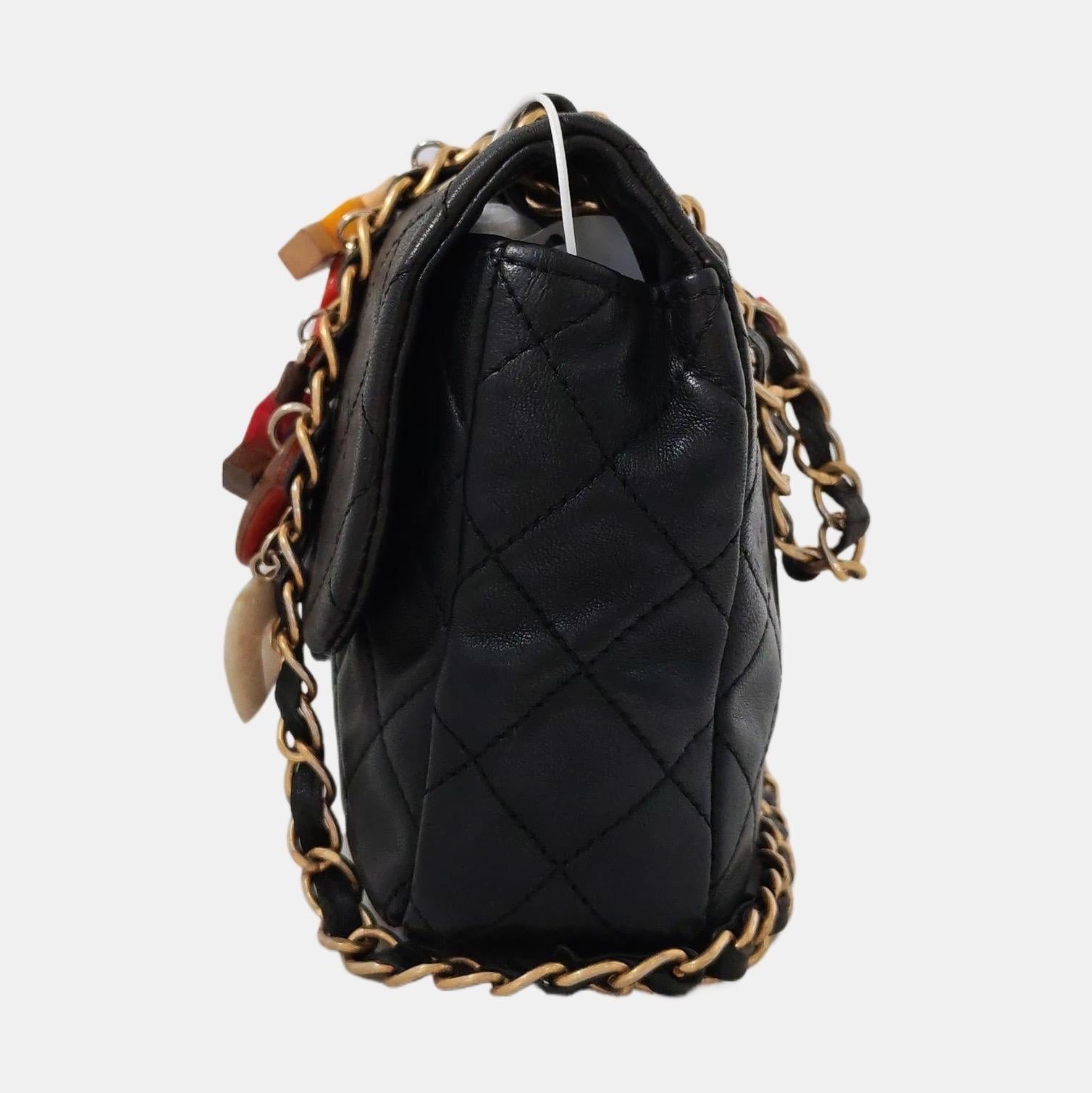Donna Chanel Classic Flap Medium Nero in pelle d'agnello Valentine Valentin Charms in vendita