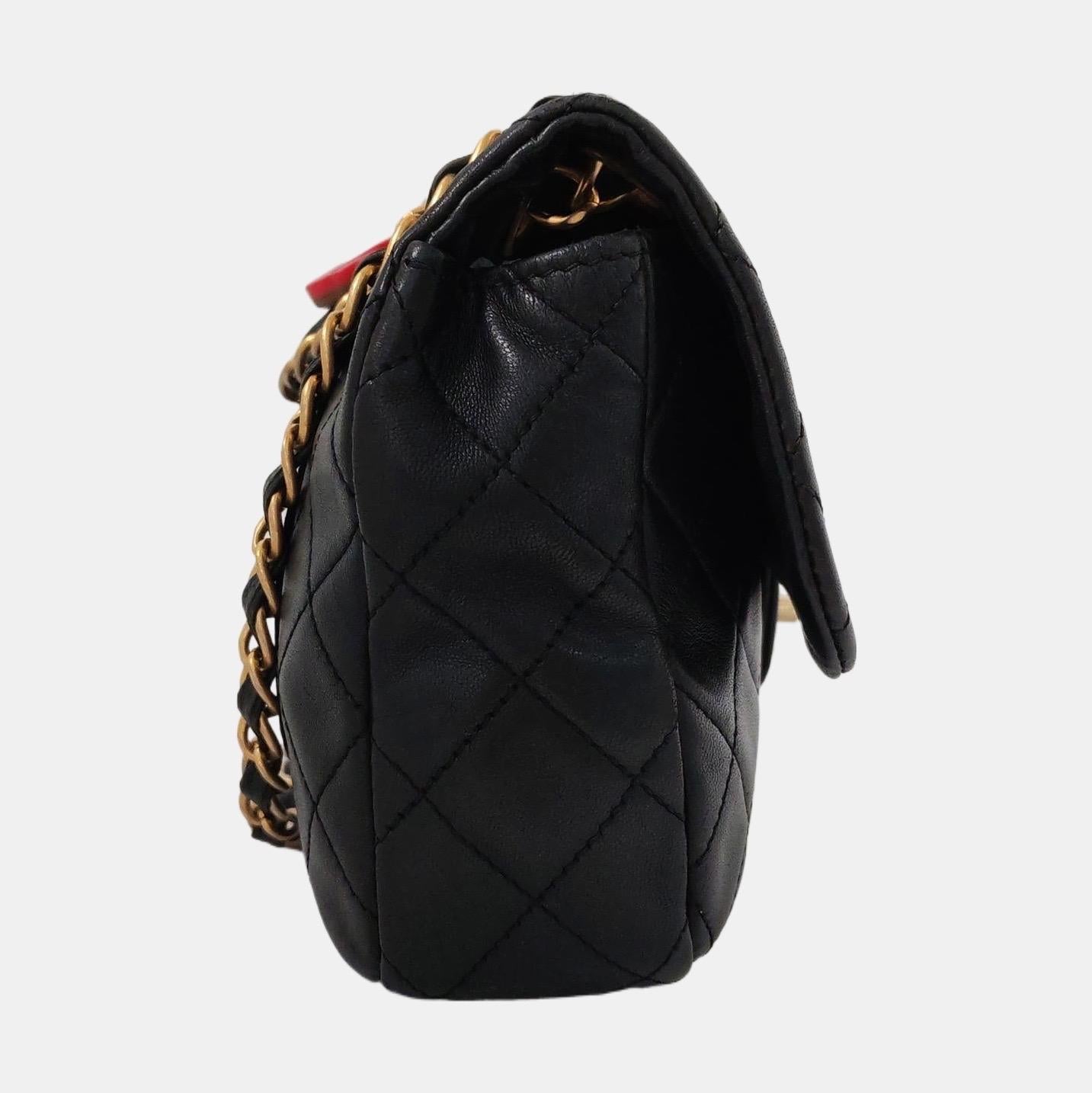 Chanel Classic Flap Medium Nero in pelle d'agnello Valentine Valentin Charms In condizioni buone in vendita a AUBERVILLIERS, FR
