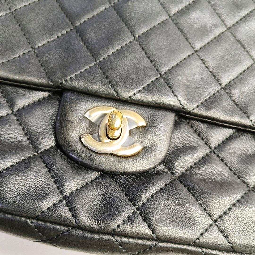 Chanel Classic Flap Medium Nero in pelle d'agnello Valentine Valentin Charms in vendita 4