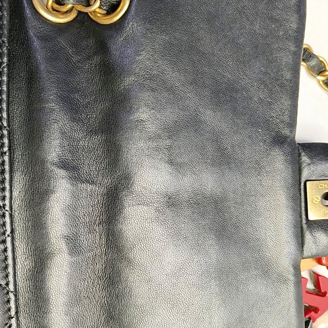 Chanel Classic Flap Medium Nero in pelle d'agnello Valentine Valentin Charms in vendita 5