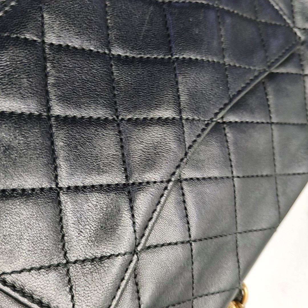 Chanel Classic Flap Medium Nero in pelle d'agnello Valentine Valentin Charms in vendita 8