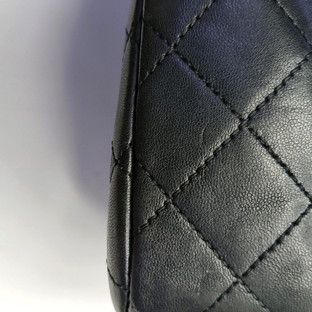 Chanel Classic Flap Medium Nero in pelle d'agnello Valentine Valentin Charms in vendita 10